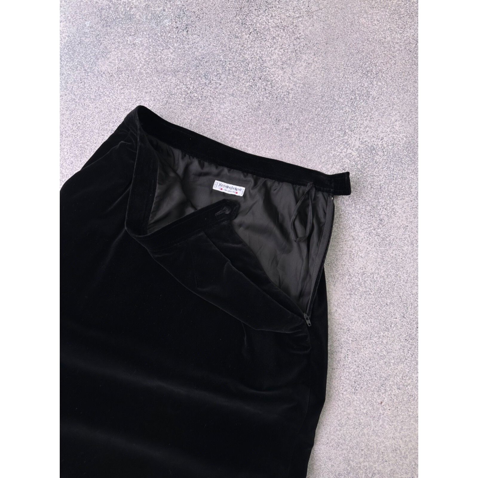 Yves Saint Laurent VTG Yves Saint Laurent Rive Gauche Black Velvet Skirt Size 26" / US 2 / IT 38 - 9 Thumbnail
