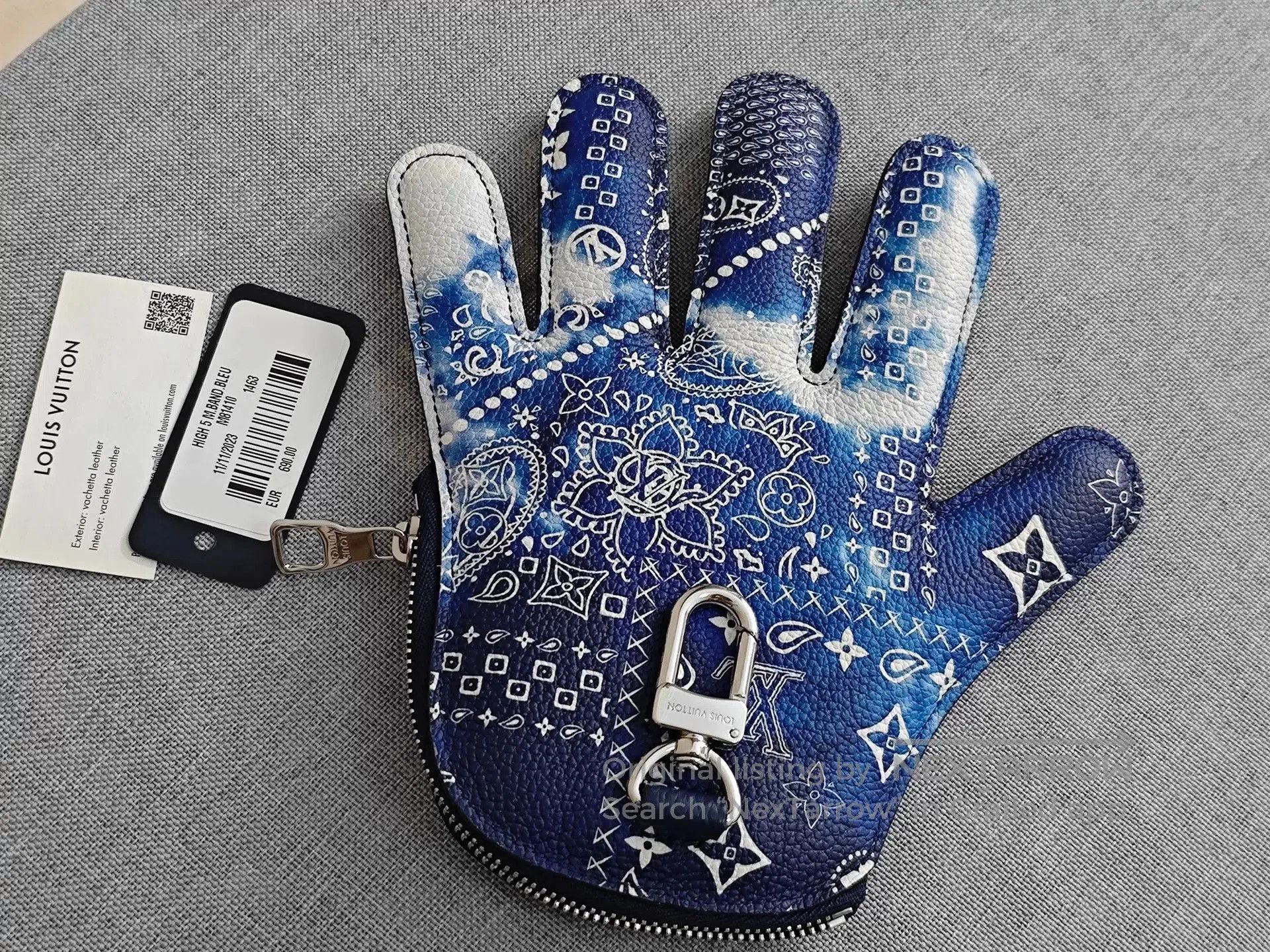 Louis Vuitton Louis Vuitton Blue Paisley Glove Pendant. Size ONE SIZE - 1 Thumbnail