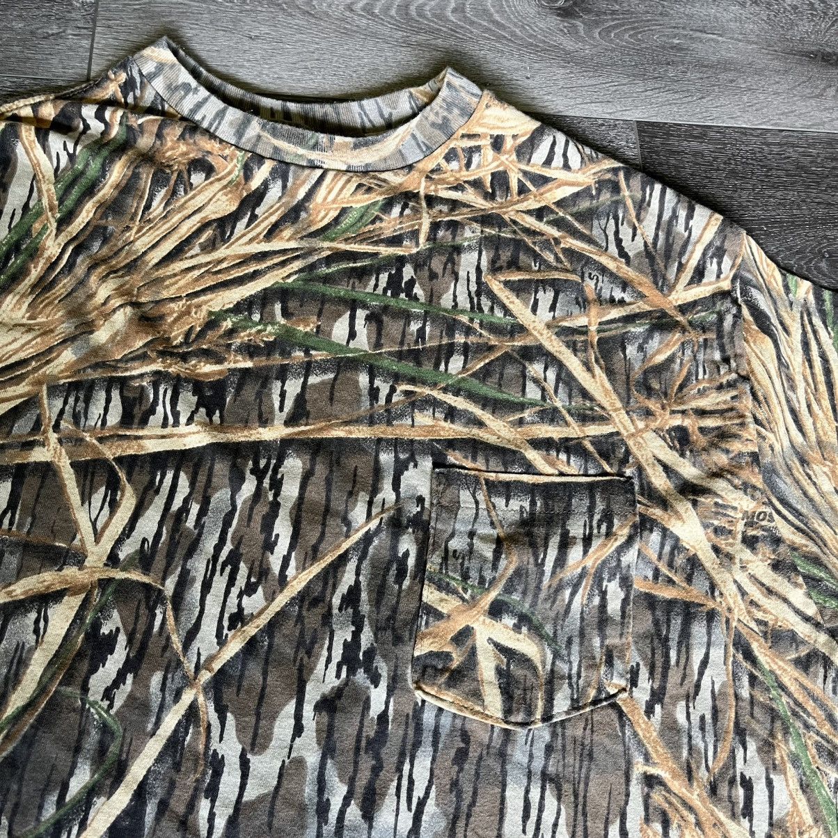Mossy Oaks × Vintage Vintage 90s Mossy Oak Shadow Grass Camo Pocket Logo T Shirt Size US XXL / EU 58 / 5 - 5 Thumbnail