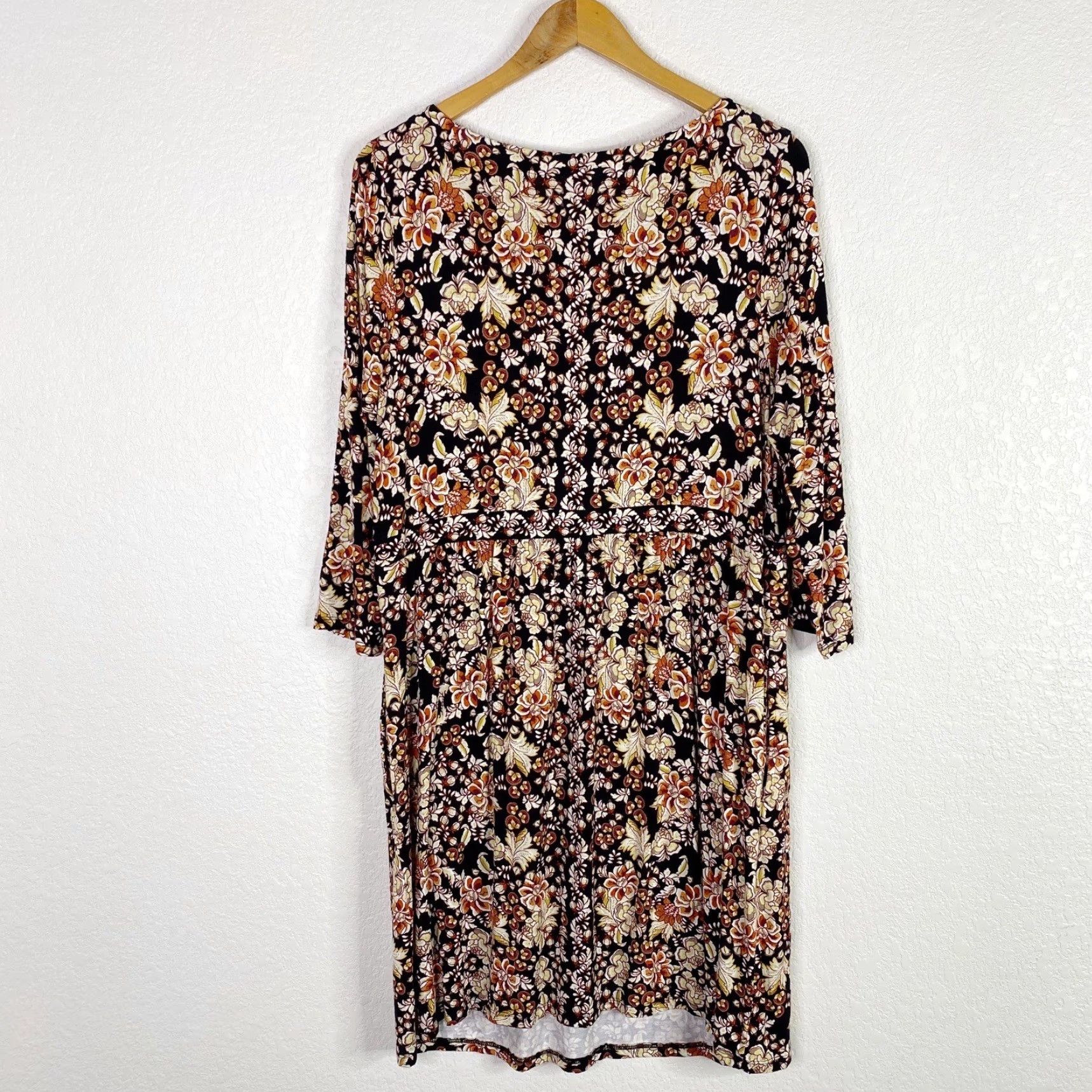 VINTAGE? No, it's not vintage. J. Jill Dress Women's Shift Brown Floral Jersey Knit Knee Length Petite Medium PM Long Sleeve - Clothing