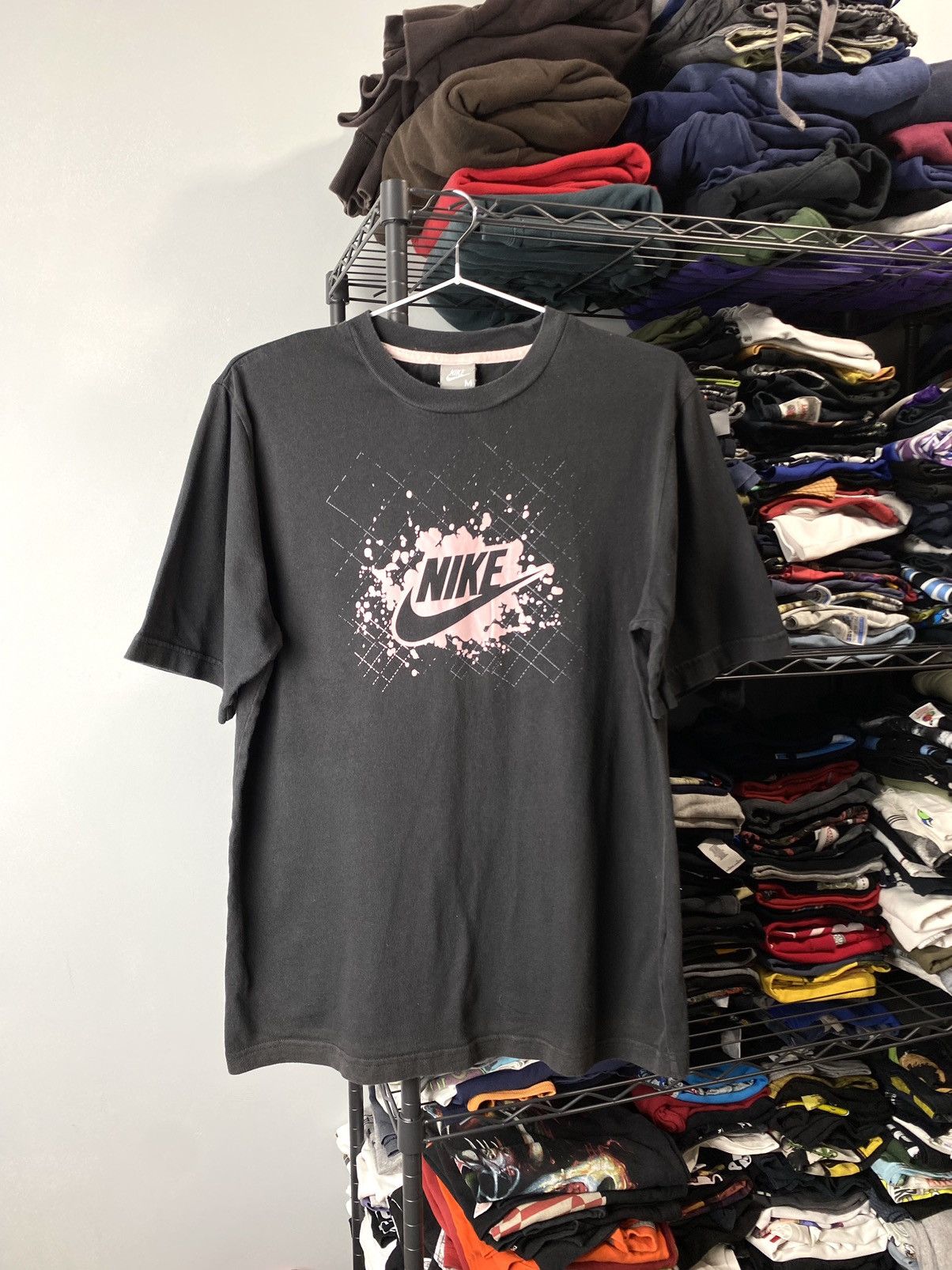 Nike Y2K 90’s Vintage Nike Tee Shirt Pink Print Size US M / EU 48-50 / 2 - 1 Thumbnail