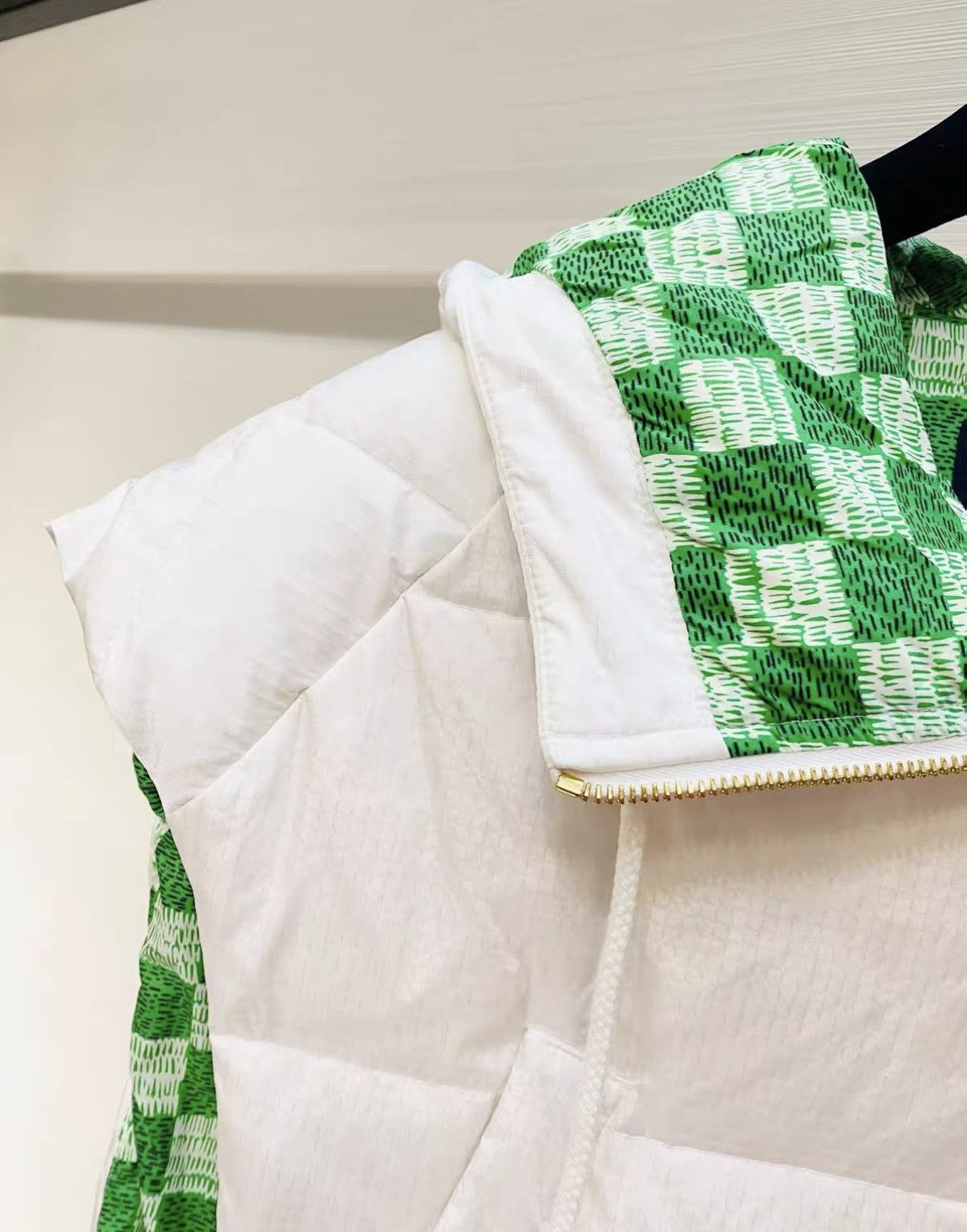 Louis Vuitton Louis Vuitton Classic White Cropped Zip-up Down Vest J33 Size XS / US 0-2 / IT 36-38 - 5 Thumbnail
