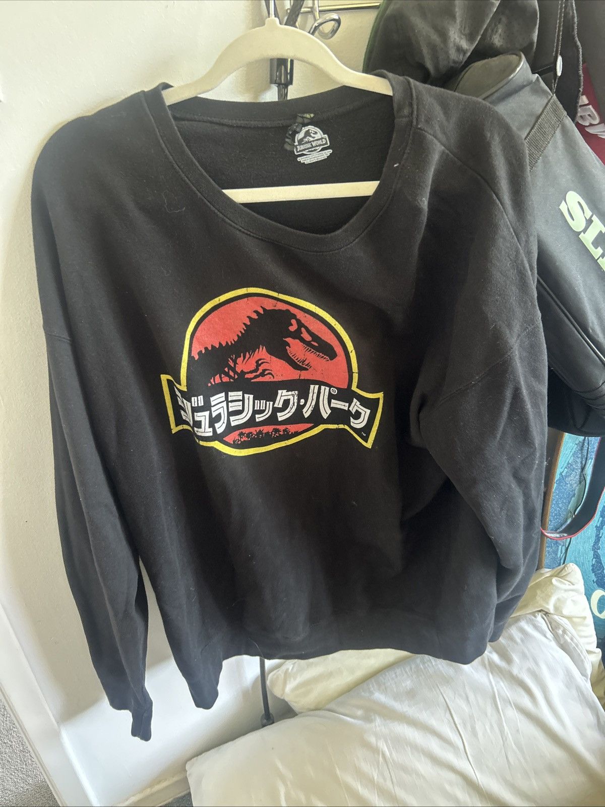 Gildan Jurassic Park Black Crewneck with Japanese characters Size US L / EU 52-54 / 3 - 2 Thumbnail