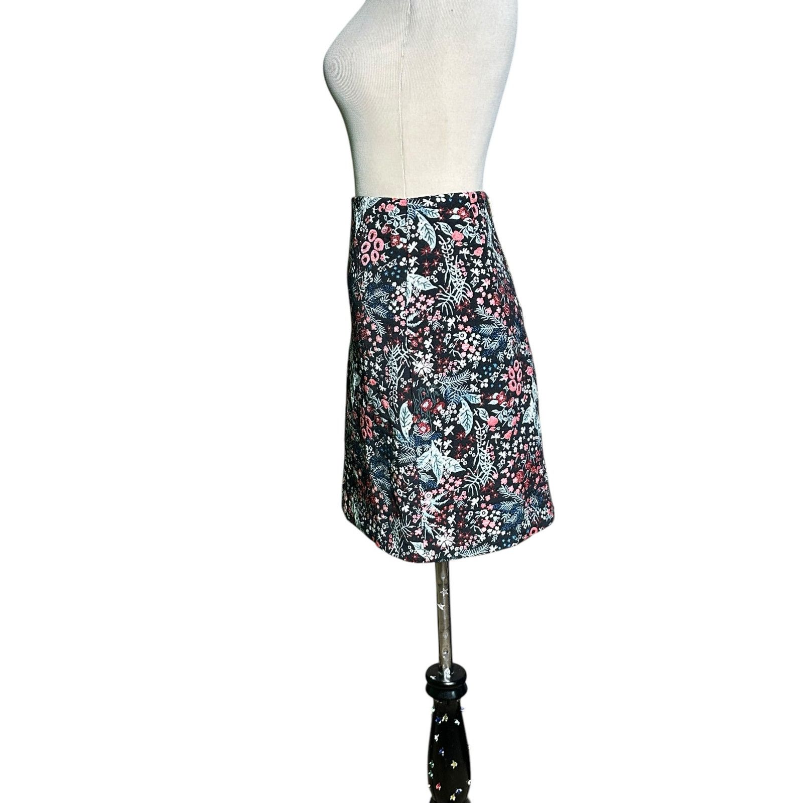 H&M H&M black red floral jacquard mini skirt size 6 Size 28" / US 6 / IT 42 - 6 Thumbnail