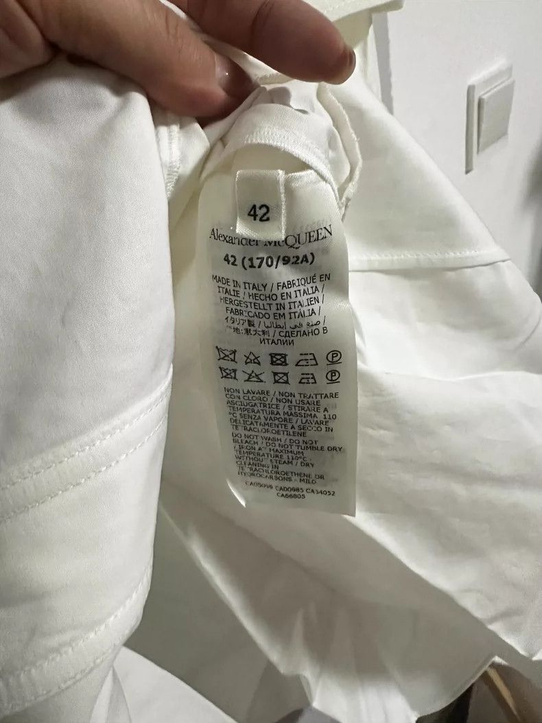 Alexander McQueen Alexander McQUEEN size 42 White deconstructive shirt 2505- Size L / US 10 / IT 46 - 7 Thumbnail