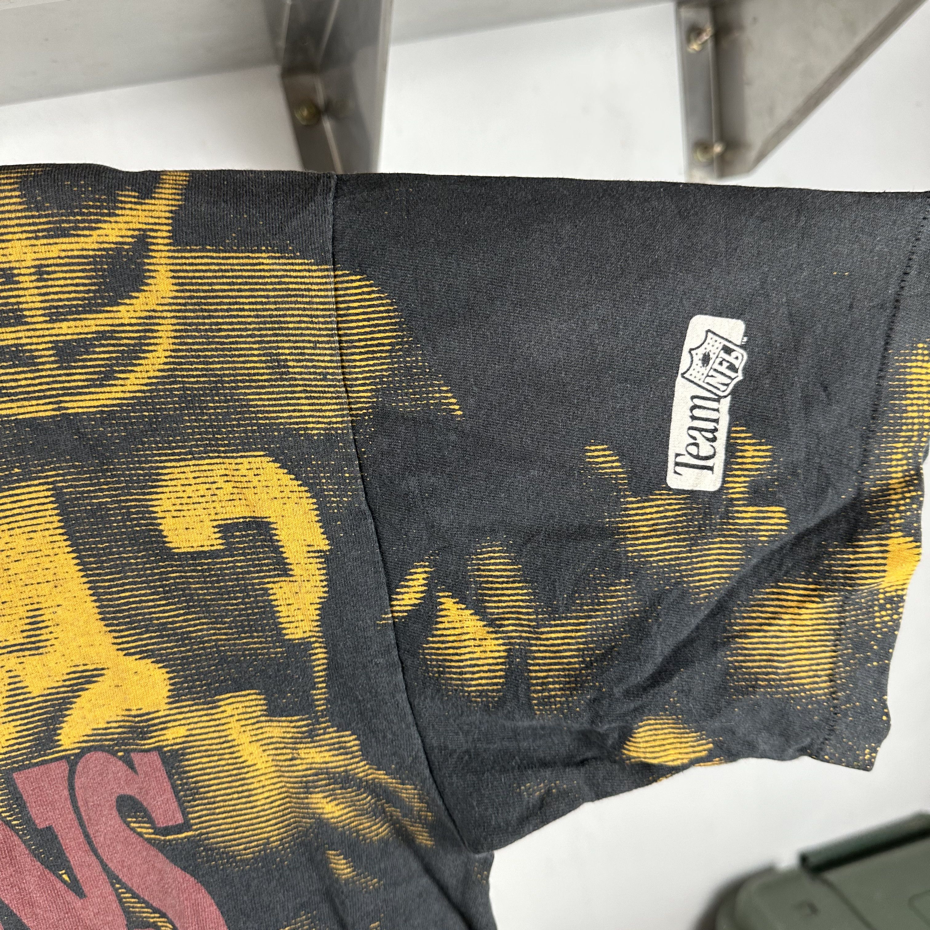 Vintage Vintage 90s Washington Redskins Football NFL AOP T-shirt Size US XL / EU 56 / 4 - 4 Thumbnail