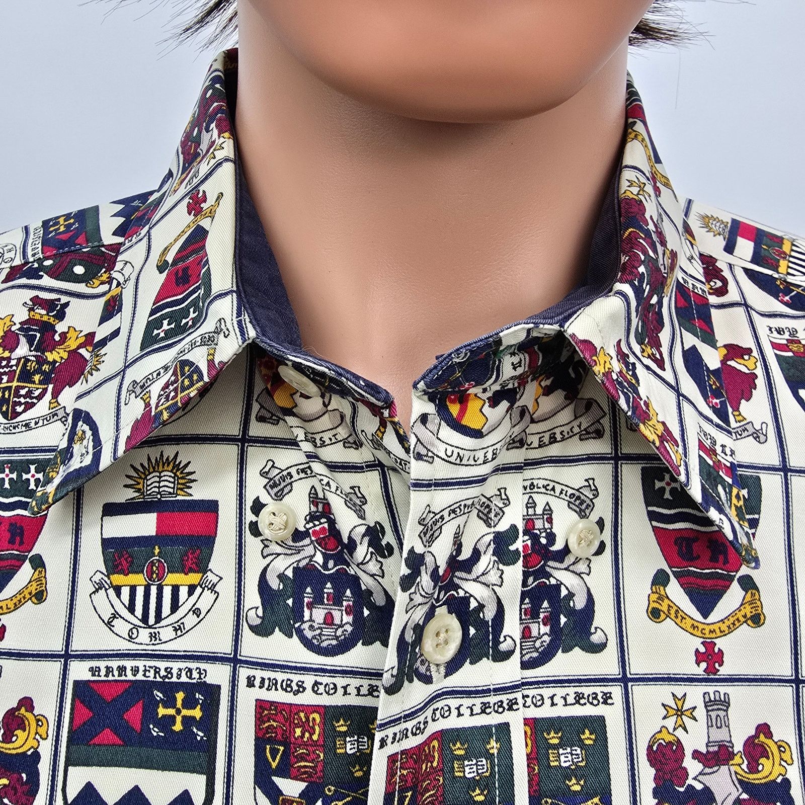 Tommy Hilfiger × Vintage Tommy Hilfiger University Crest Print Shirt L Colleges 90s Size US L / EU 52-54 / 3 - 6 Thumbnail