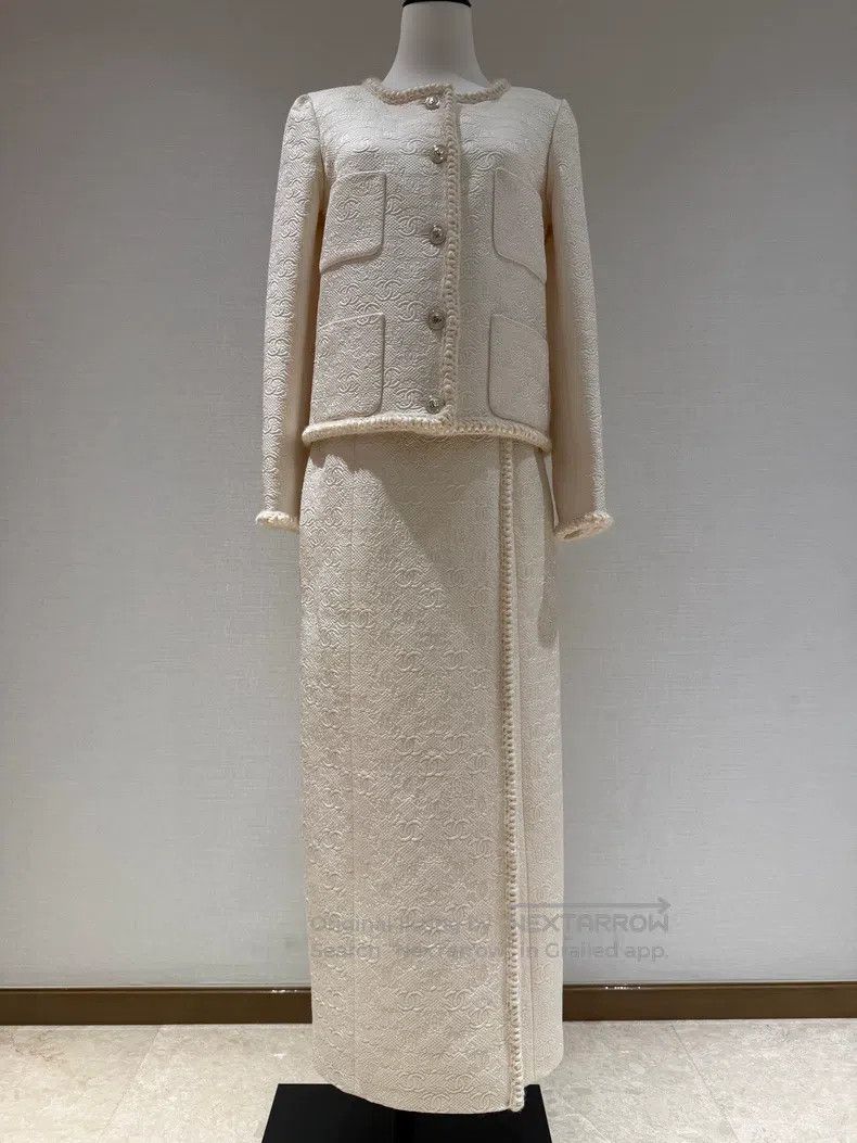Chanel Chanel Castle series popular white embossed logo jacket Size XXS / US 00 / IT 34 - 1 Thumbnail
