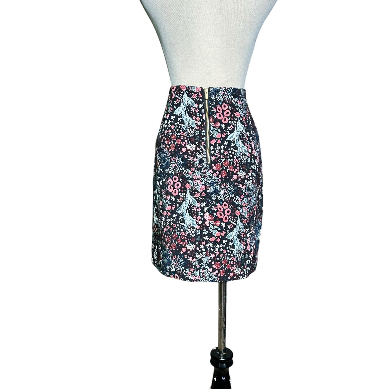 H&M H&M black red floral jacquard mini skirt size 6 Size 28" / US 6 / IT 42 - 2 Thumbnail