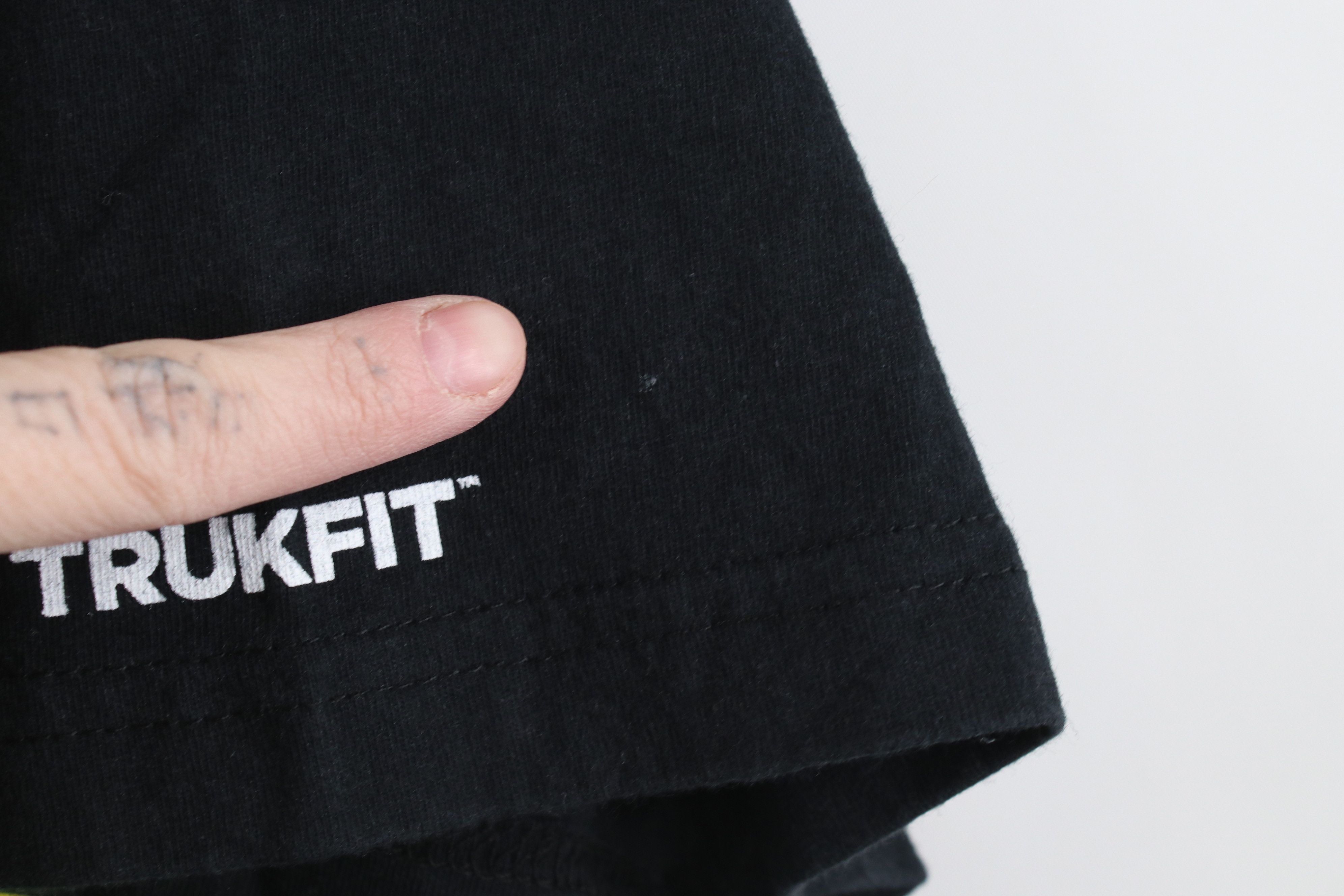 Vintage Vintage Y2K Trukfit Skateboarding Truk Ya Gurl T-Shirt Size US L / EU 52-54 / 3 - 5 Thumbnail