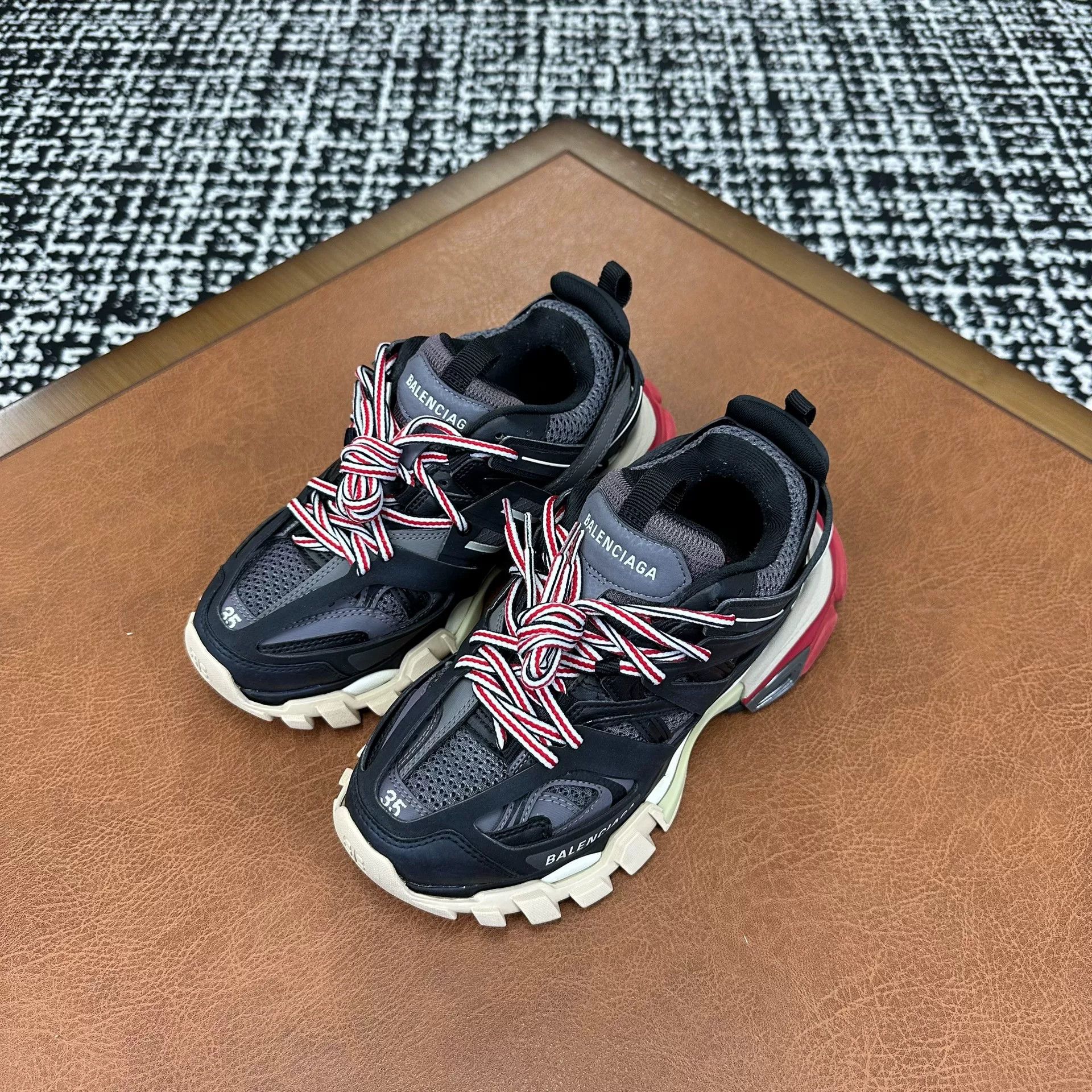 Balenciaga Balenciaga Lowtop Sneakers it_35 Women Size US 5 / IT 35 - 1 Thumbnail