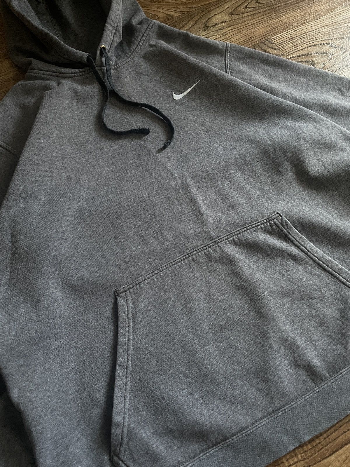 Nike × Vintage Vintage Nike Hoodie Boxy Fit Mini Swoosh Y2k Faded distress Size US XL / EU 56 / 4 - 3 Thumbnail