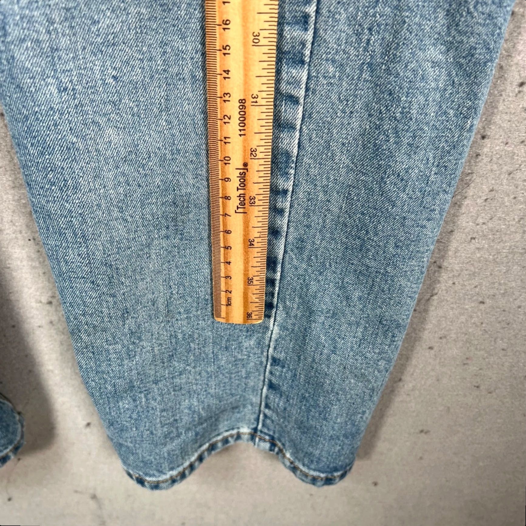Levi's Levi's 550 Mens Jeans Relaxed Fit 33x32 Light Wash 100% Cotton Denim Blue 5-Pocket Straight Regular Size Mens Jeans Size US 33 - 7 Thumbnail