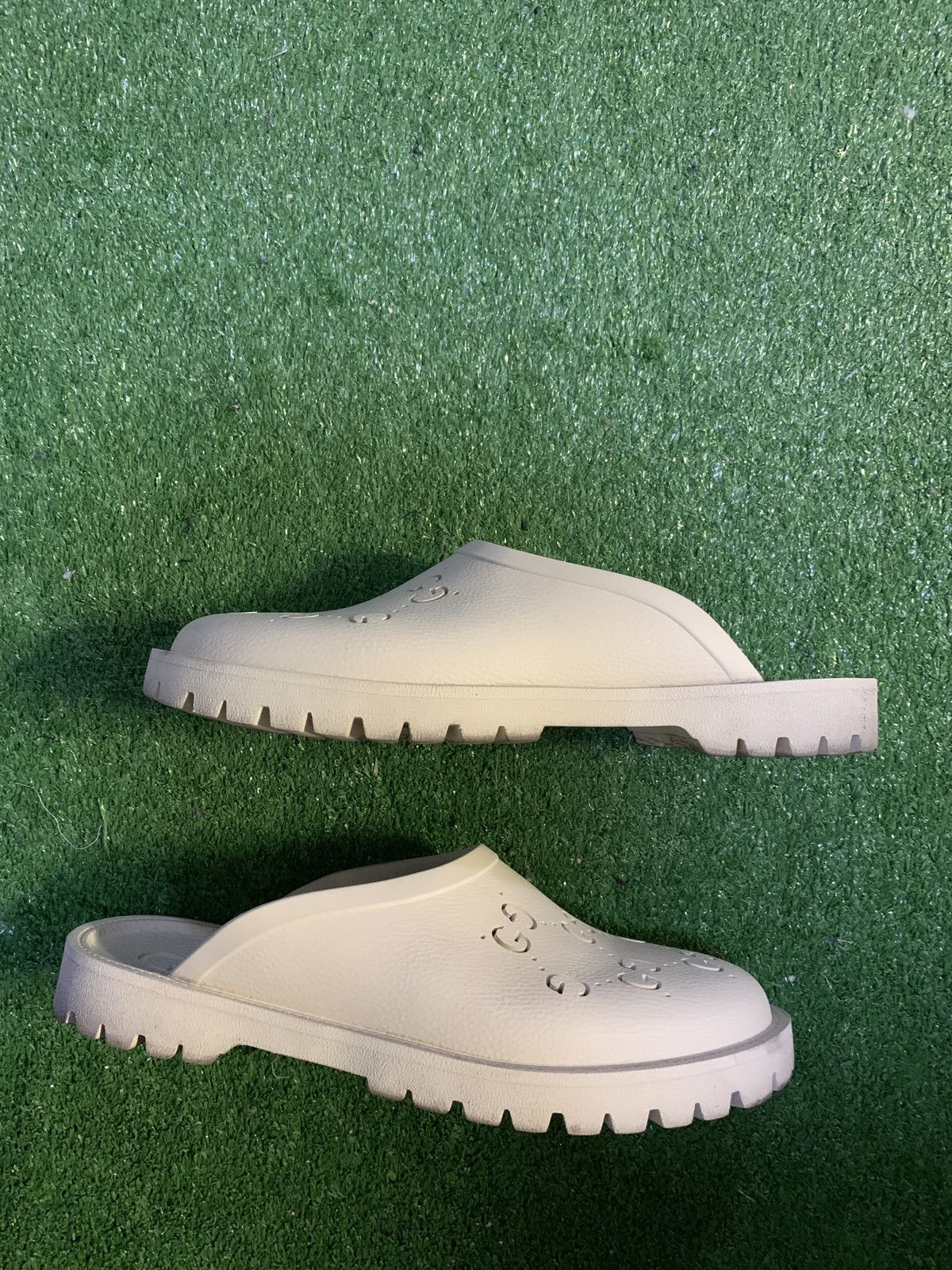 Gucci White GG Gucci rubber slides Size US 11 / EU 44 - 3 Thumbnail