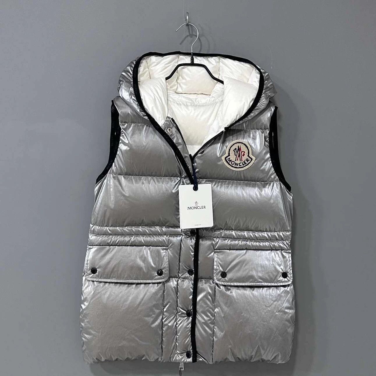 Moncler Moncler hera silver big logo belt down vest Size XS / US 0-2 / IT 36-38 - 1 Thumbnail