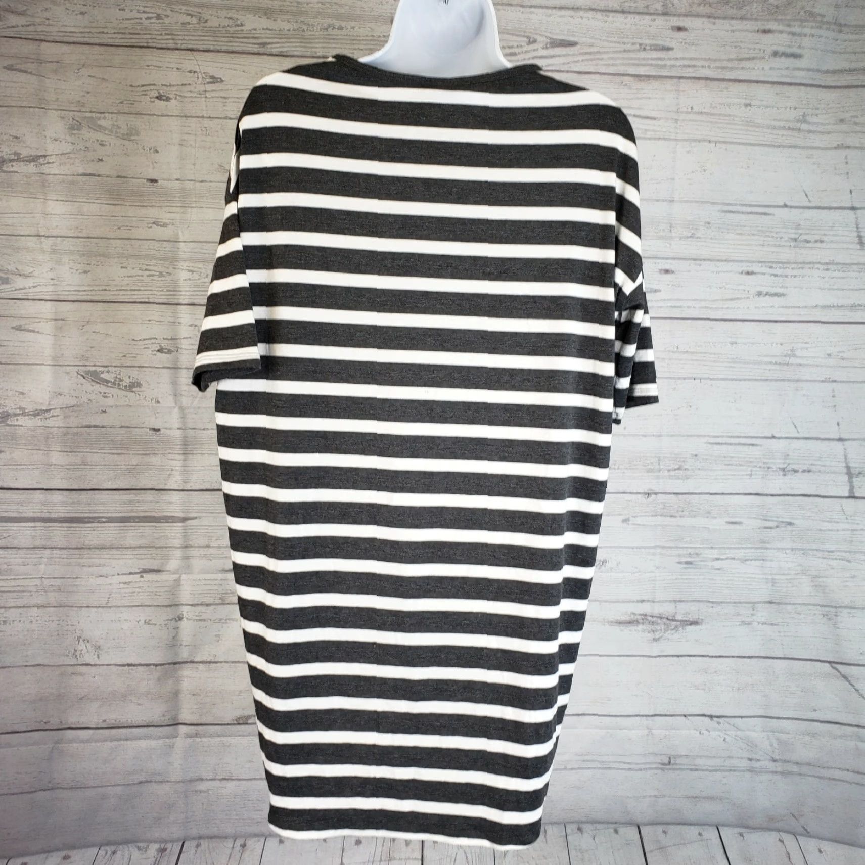 Vintage LuLaRoe Shirt Women 2XS Irma Top Gray White Striped Short Sleeve Casual Rounded Neck T-Shirt Size XXS / US 00 / IT 34 - 3 Thumbnail