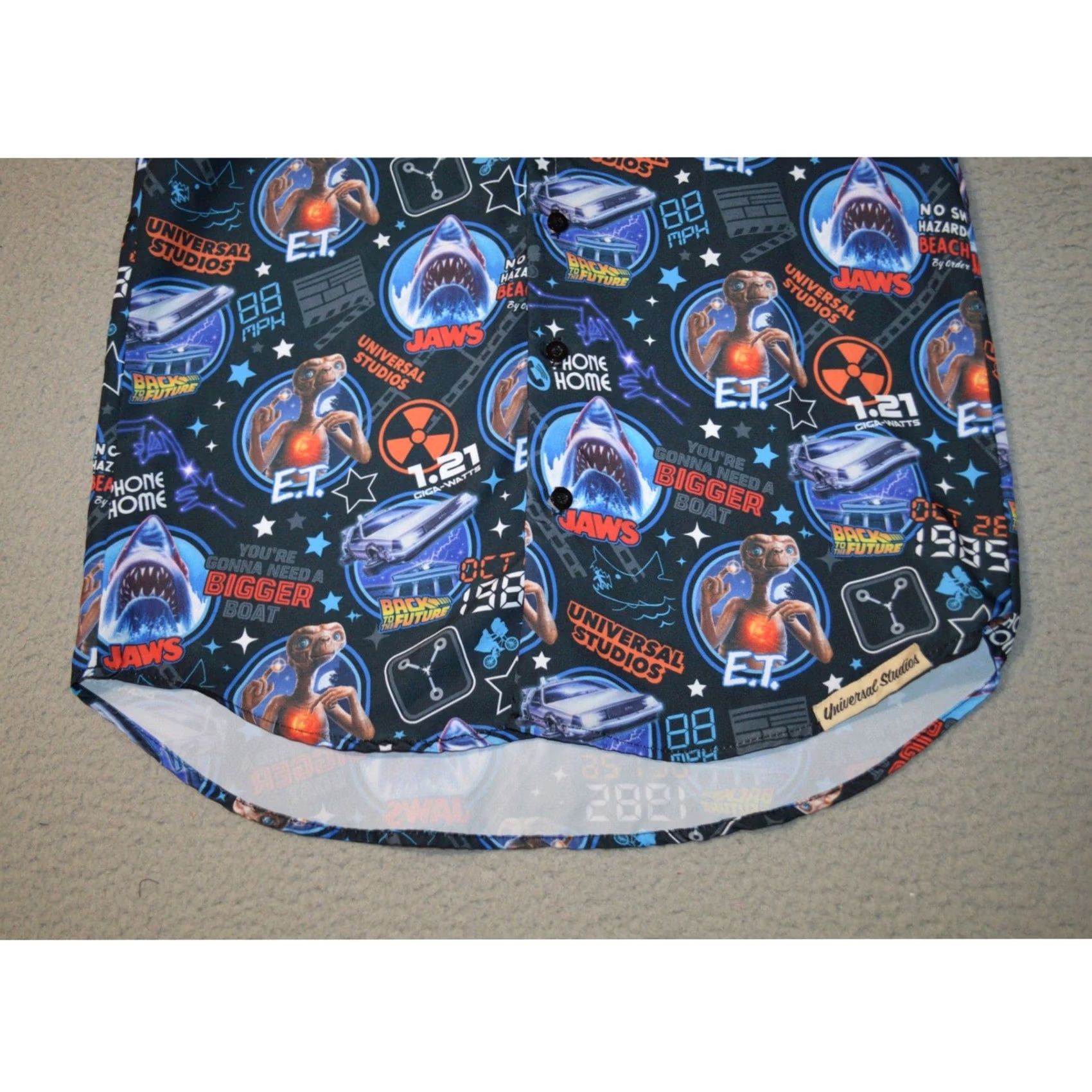 Vintage User: New Title: Universal Studios Mens Button Up Shirt Size Small Amblin Retro Collage JAWS ET Size US S / EU 44-46 / 1 - 4 Thumbnail