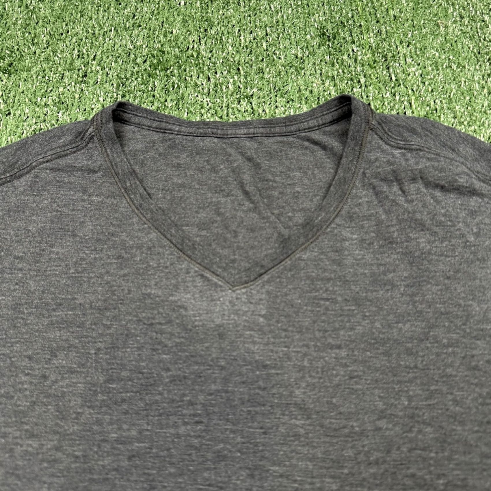 Lululemon Lululemon T Shirt Men's L Gray Short Sleeve V Neck Performance Lightweight Shirt Size US L / EU 52-54 / 3 - 4 Thumbnail