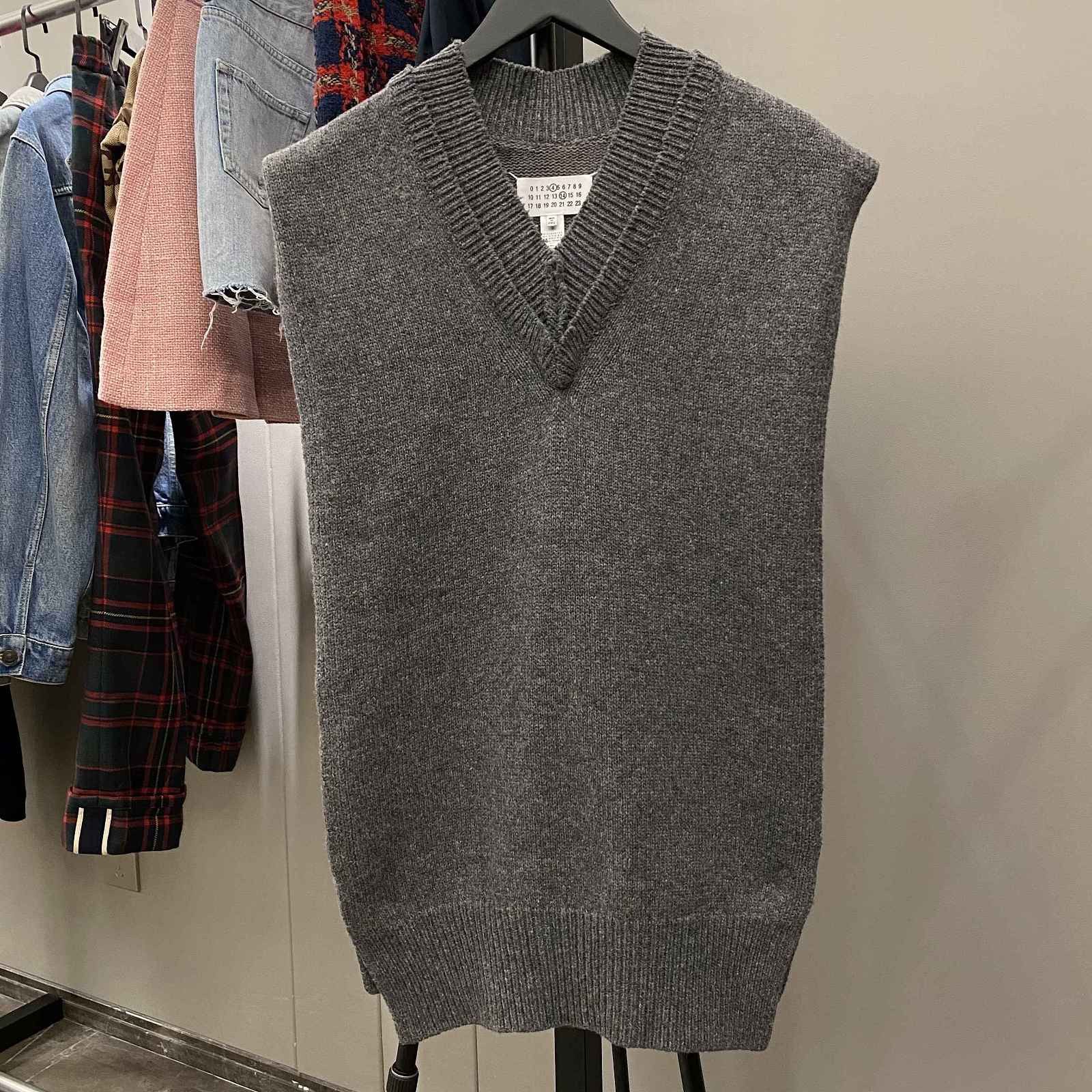 Maison Margiela Maison Margiela Gray V-Neck Knit Vest Size S Size US S / EU 44-46 / 1 - 1 Thumbnail