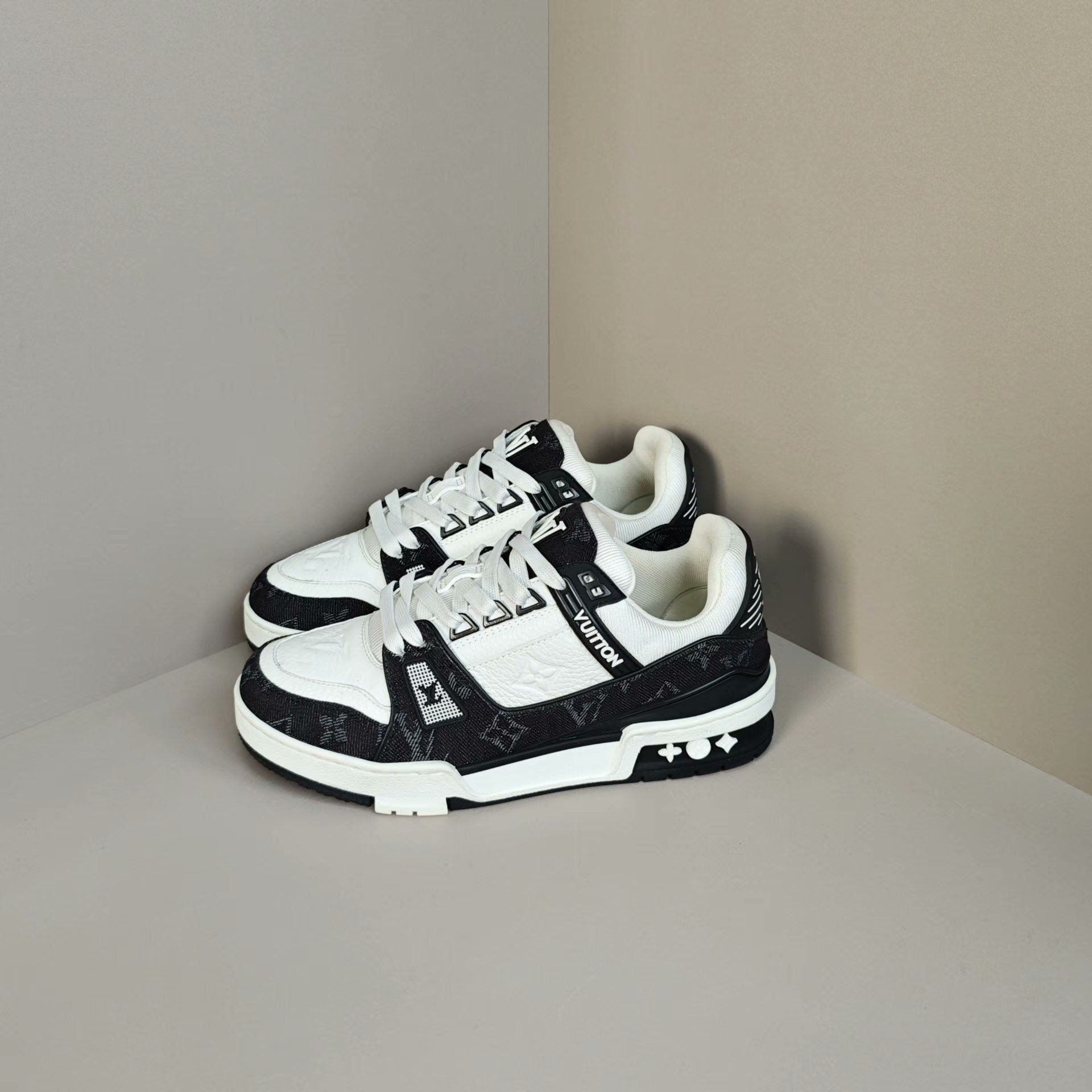 Louis Vuitton Louis Vuitton Denim Black Lowtop Sneakers us_6 Women Size US 6 / IT 36 - 1 Thumbnail