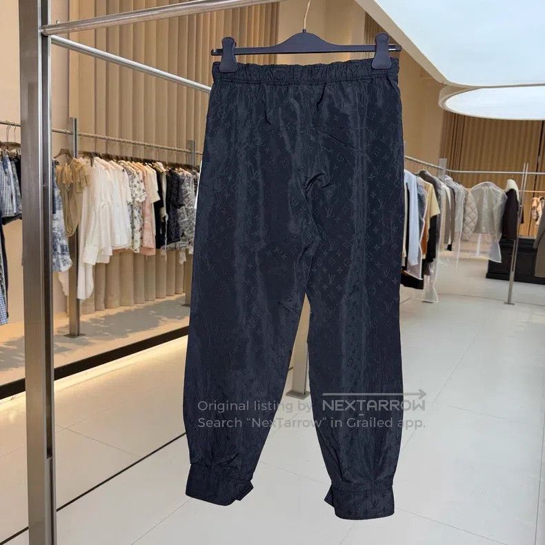 Louis Vuitton Louis Vuitton Black dark-print full-print assault cropped Size US 36 / EU 52 - 2 Thumbnail