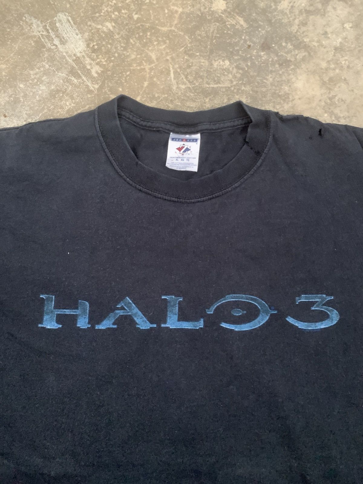 Vintage HALO 3 Logo T-Shirt Original vintage gaming aesthetic. Size US XL / EU 56 / 4 - 4 Thumbnail