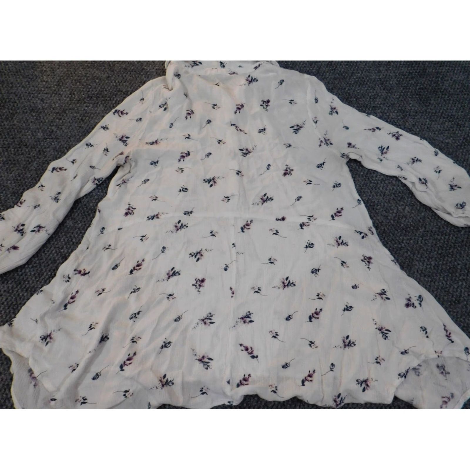Vintage En Creme Blouse Shirt Womens Small White Floral Crew Neck Button Pullover Long Sleeve Casual Regular Rayon Ruffle Classic 90s? Size S / US 4 / IT 40 - 6 Thumbnail