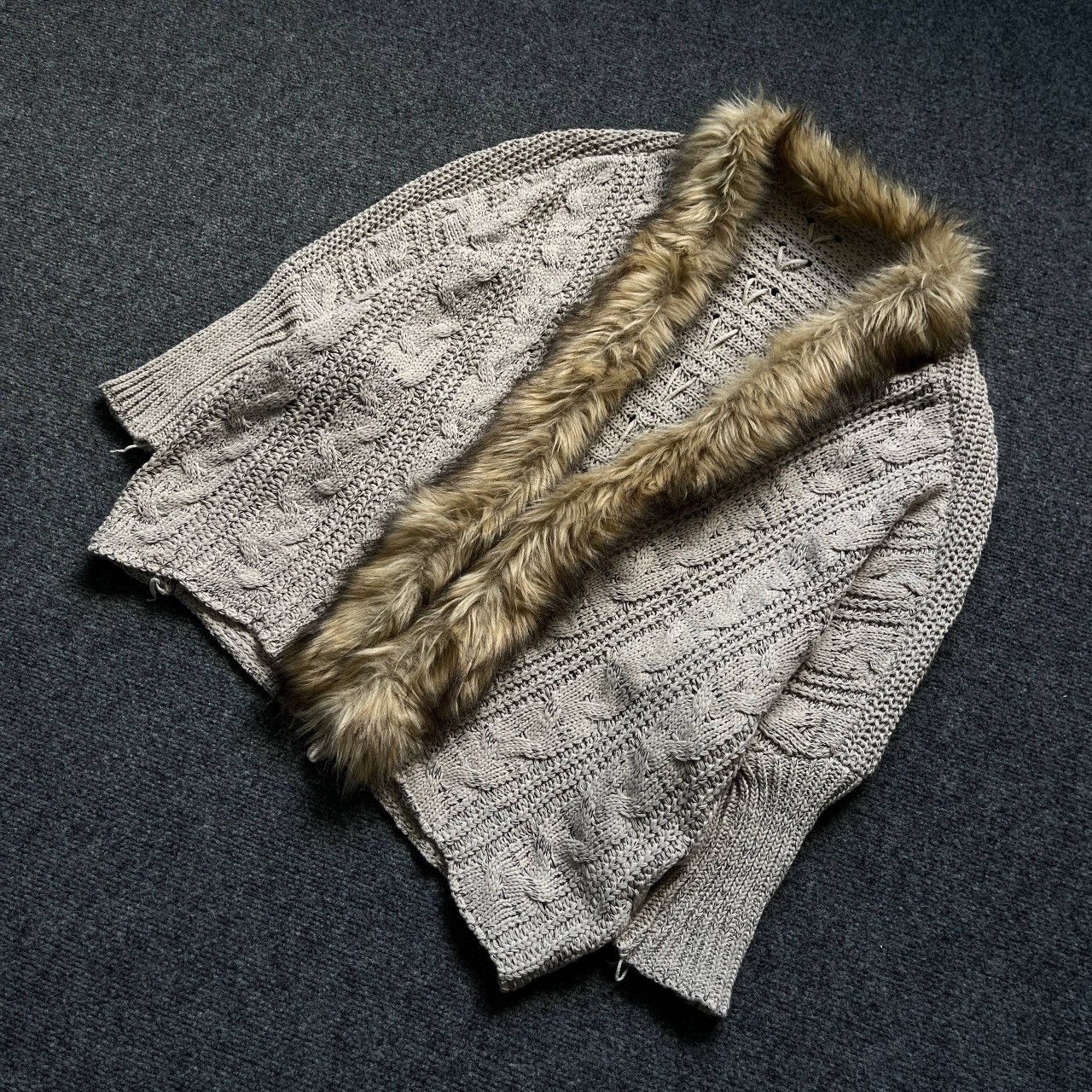 If Six Was Nine VTG Women’s Cape Knit With Faux Fur One Size 00s USA Hype Size ONE SIZE - 2 Thumbnail