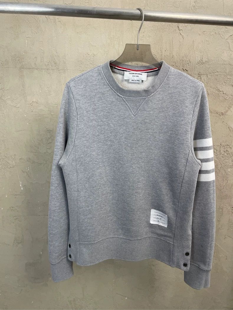 Thom Browne Thom browne Gray four-striped round-neck sweatshirt 2504-Ne Size US XS / EU 42 / 0 - 1 Thumbnail