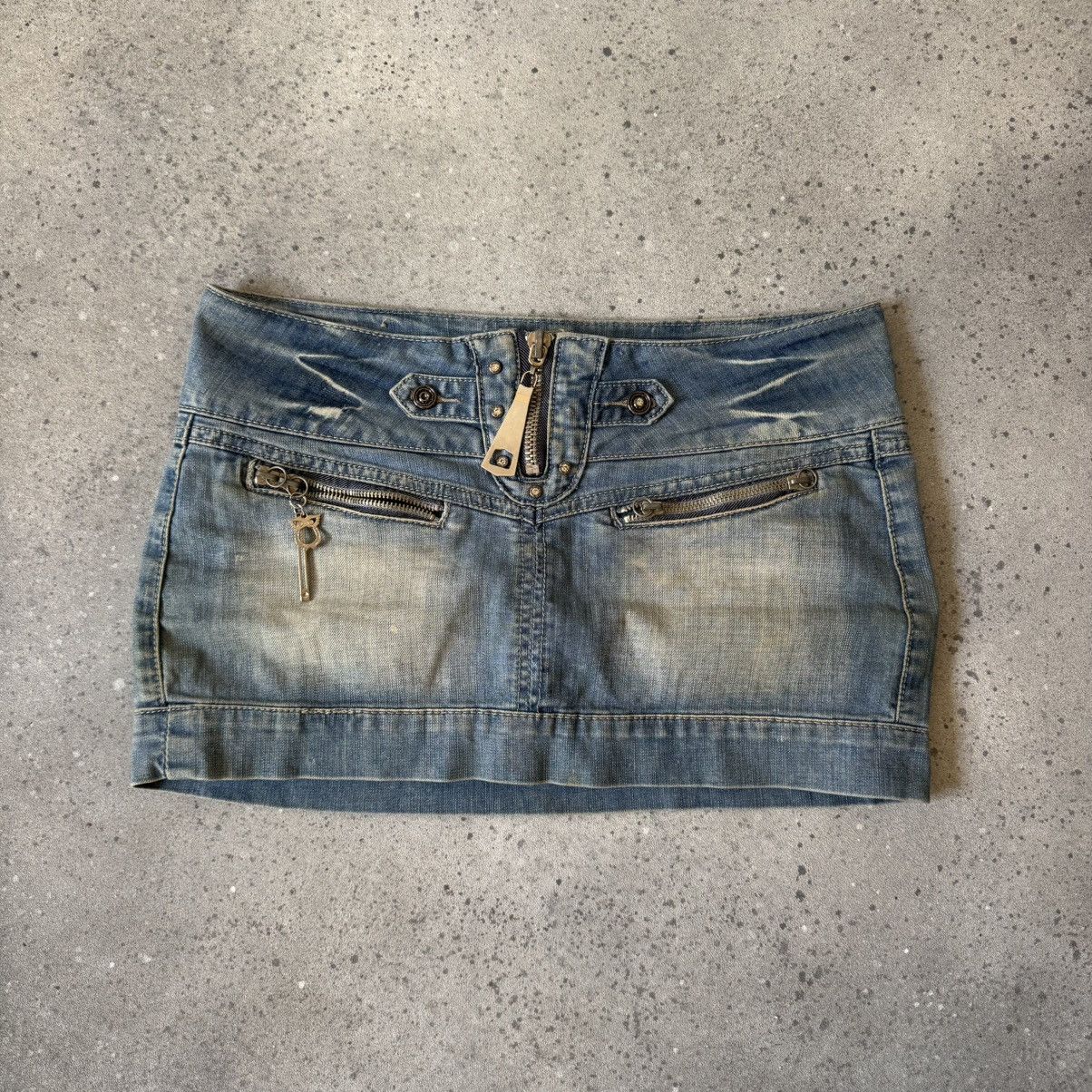 Japanese Brand Opium Y2K Vintage Super Sexy Mini Denim Skirt Size 28" / US 6 / IT 42 - 1 Thumbnail