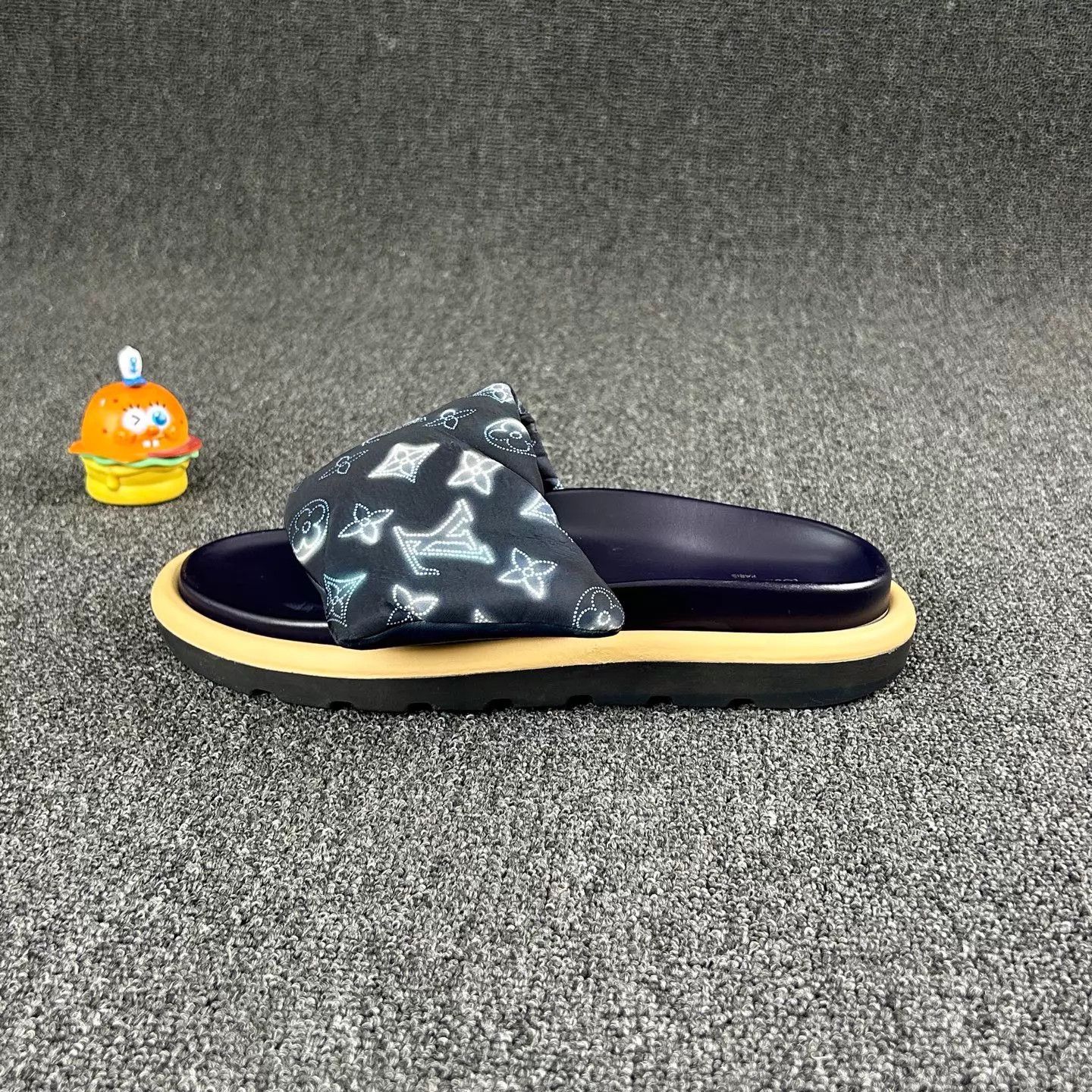 Louis Vuitton Louis Vuitton Collab Monogram Slippers EUR37 HB6805 Size US 6.5 / IT 36.5 - 3 Thumbnail