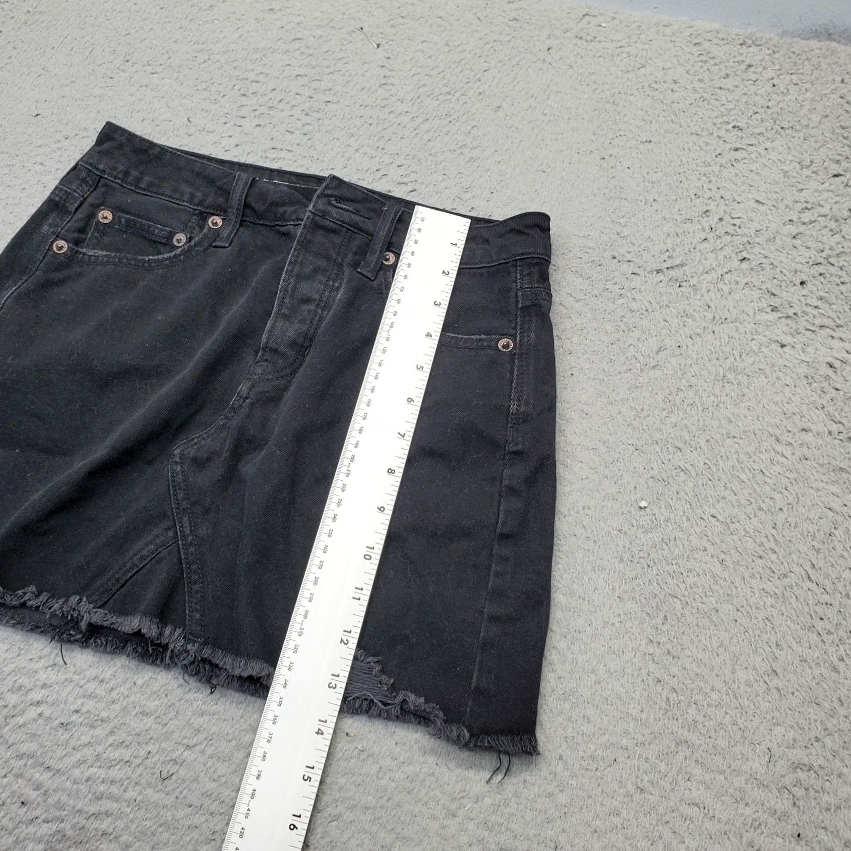 American Eagle Outfitters American Eagle Outfitters Denim Mini Skirt Womens Size 0 Black Button Fly Raw Hem Mini Skirt Womens Black Denim Short Size 25" / US 0 / IT 36 - 4 Thumbnail