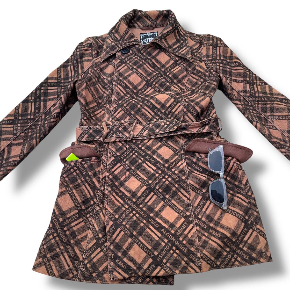 20471120 × Beauty Beast × Japanese Brand 🇯🇵 ALGONQUINS FULL PRINT WORDING BELTED TRENCH COAT Size M / US 6-8 / IT 42-44 - 7 Thumbnail