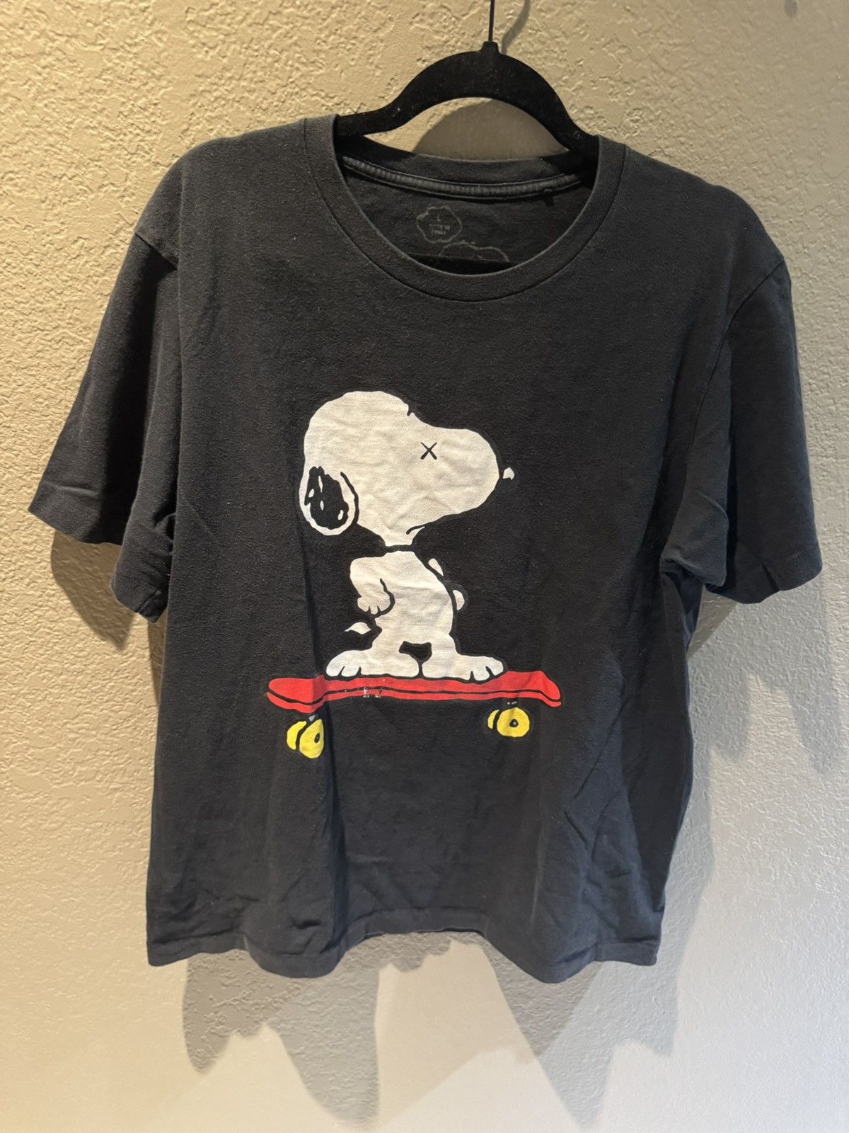 Kaws × Peanuts × Uniqlo KAWS x Snoopy Peanuts Uniqlo Black Skateboard Tshirt Size US L / EU 52-54 / 3 - 1 Thumbnail