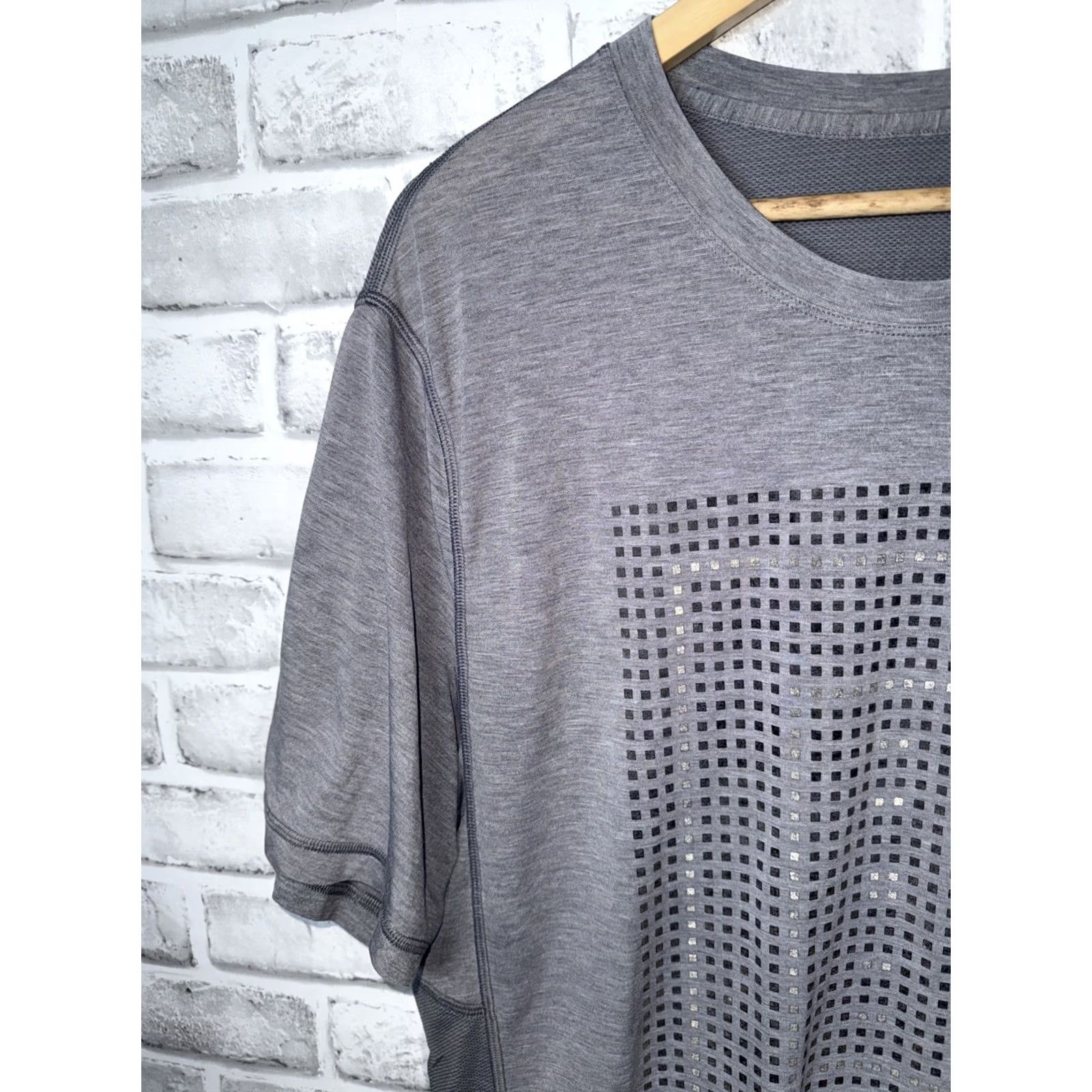 Lululemon Lululemon Geometric Graphic T Shirt Men XL Gray Short Sleeve Yoga Active Slim Breathable Moisture Wicking Easy Care Signature Logo Size US XL / EU 56 / 4 - 3 Thumbnail