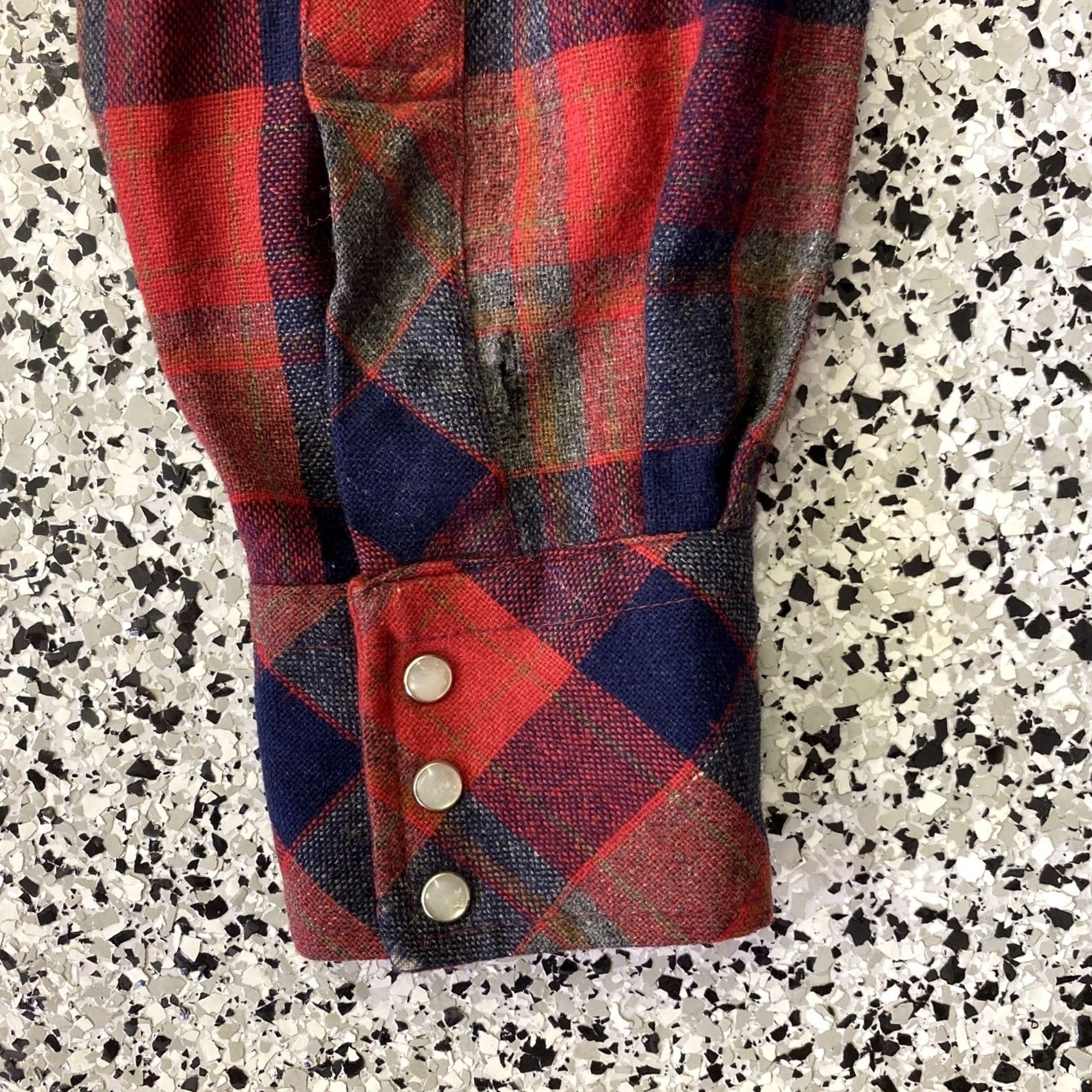 Vintage VINTAGE K-mart Plaid Wool Blend Pearl Snap Flannel Shirt Mens Large Size L Red Button-Up Short description: see pictures for holes Size US L / EU 52-54 / 3 - 4 Thumbnail