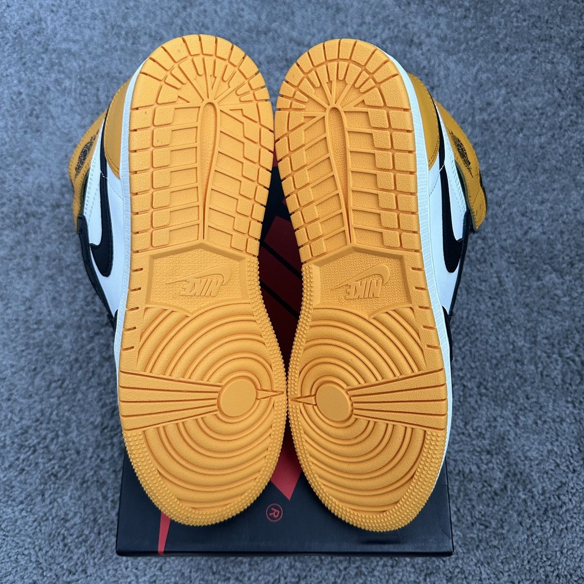 Jordan Brand × Nike Air Jordan Retro 1 Taxi GS Size US 7 / EU 40 - 5 Thumbnail