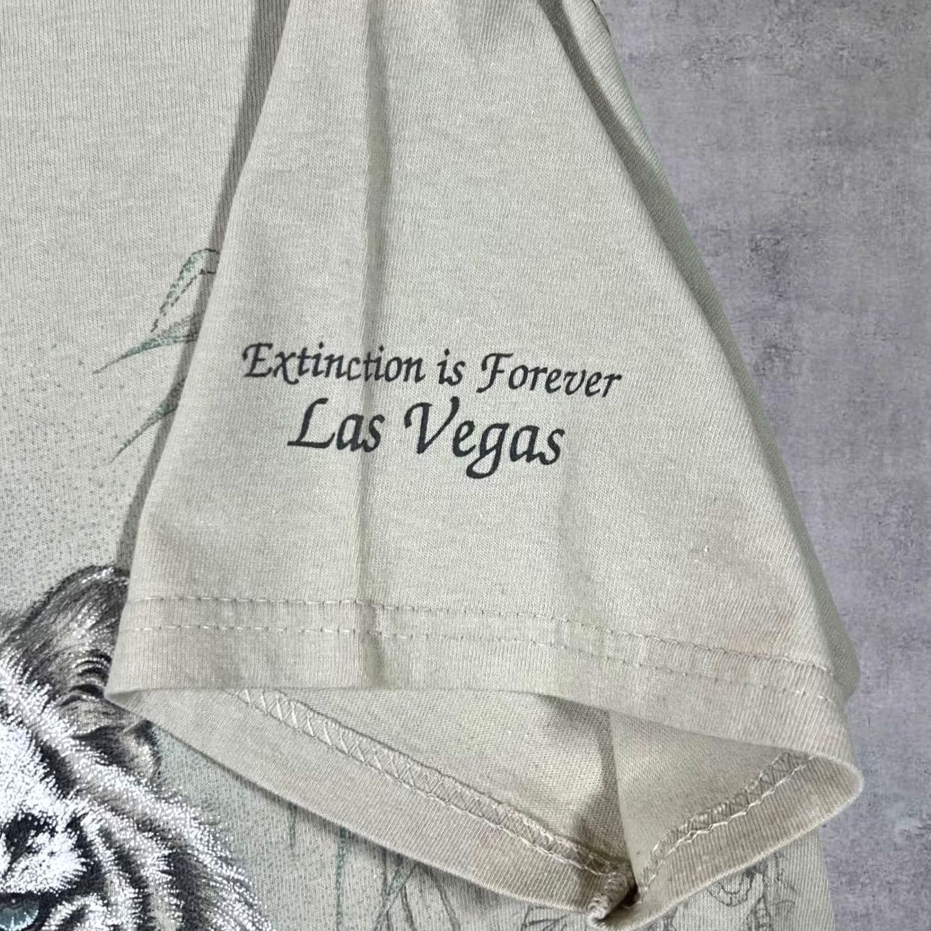 Gildan VINTAGE Extinction Is Forever Las Vegas Tiger Animal Wildlife Tourist Graphic T-Shirt Beige M Mens Small? Size US M / EU 48-50 / 2 - 5 Thumbnail