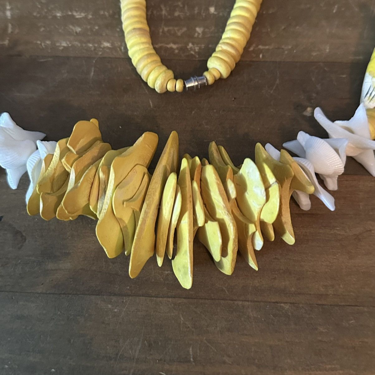 Vintage Vintage chunky yellow fish bead and shell necklace Size ONE SIZE - 3 Thumbnail