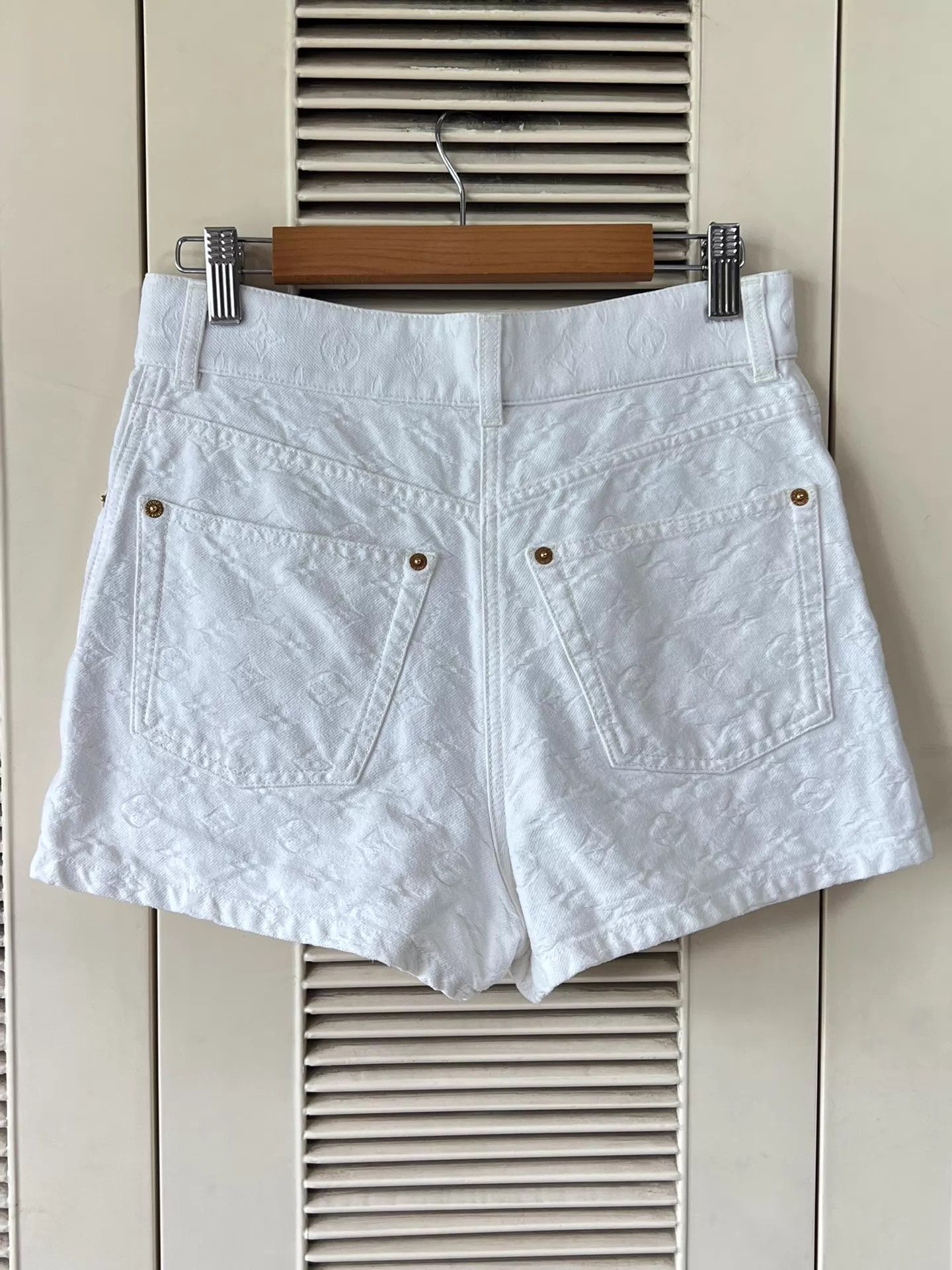 Louis Vuitton Louis Vuitton White All Over Logo Shorts Size 36 Like New Size 26" / US 2 / IT 38 - 2 Thumbnail