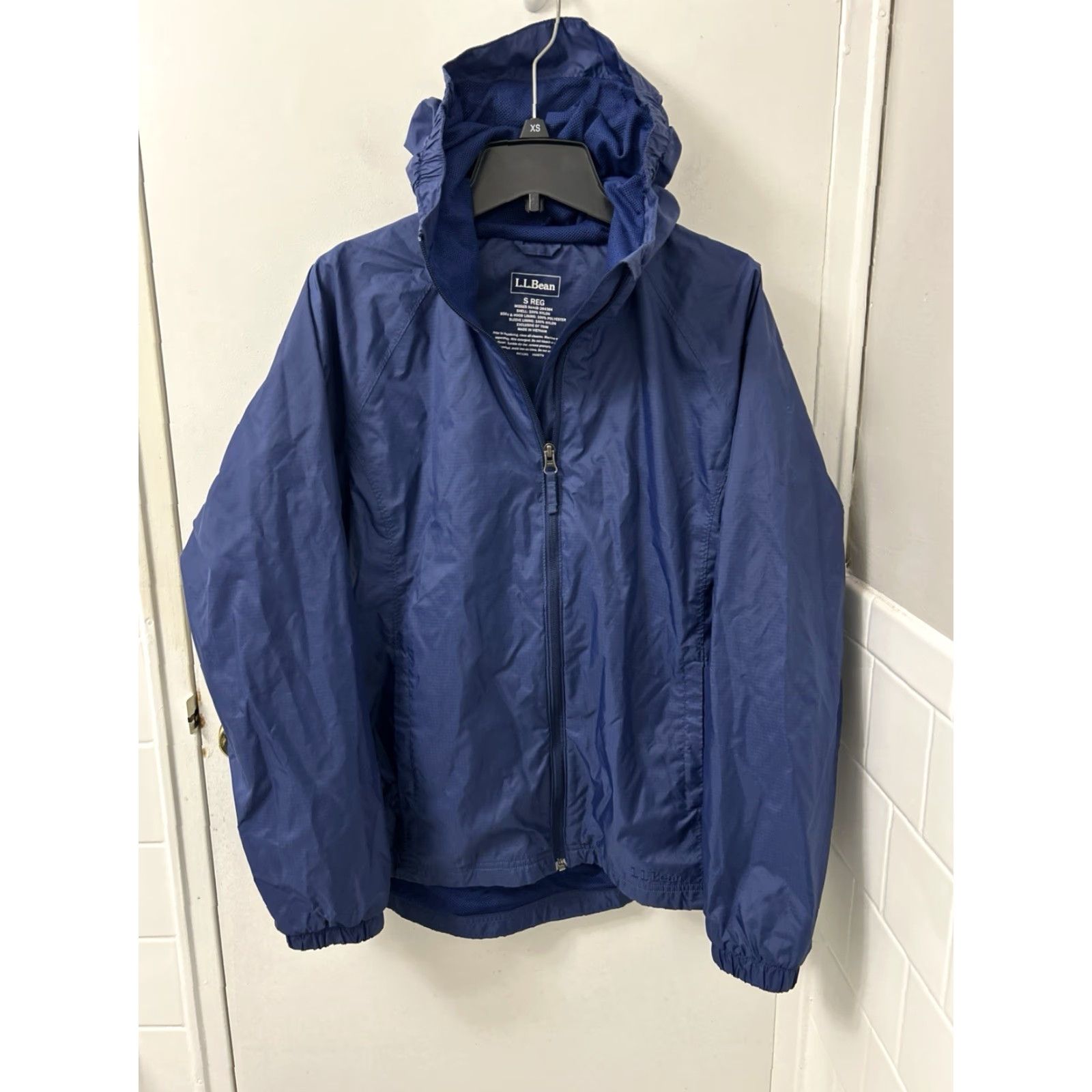 Rains LL Bean Rain Jacket Womens Sz Small Blue Full Zip Windbreaker 27.5” Length 21” Pit to Pit Packable Removable Hood Wind-Resistant 3 Size S / US 4 / IT 40 - 2 Thumbnail
