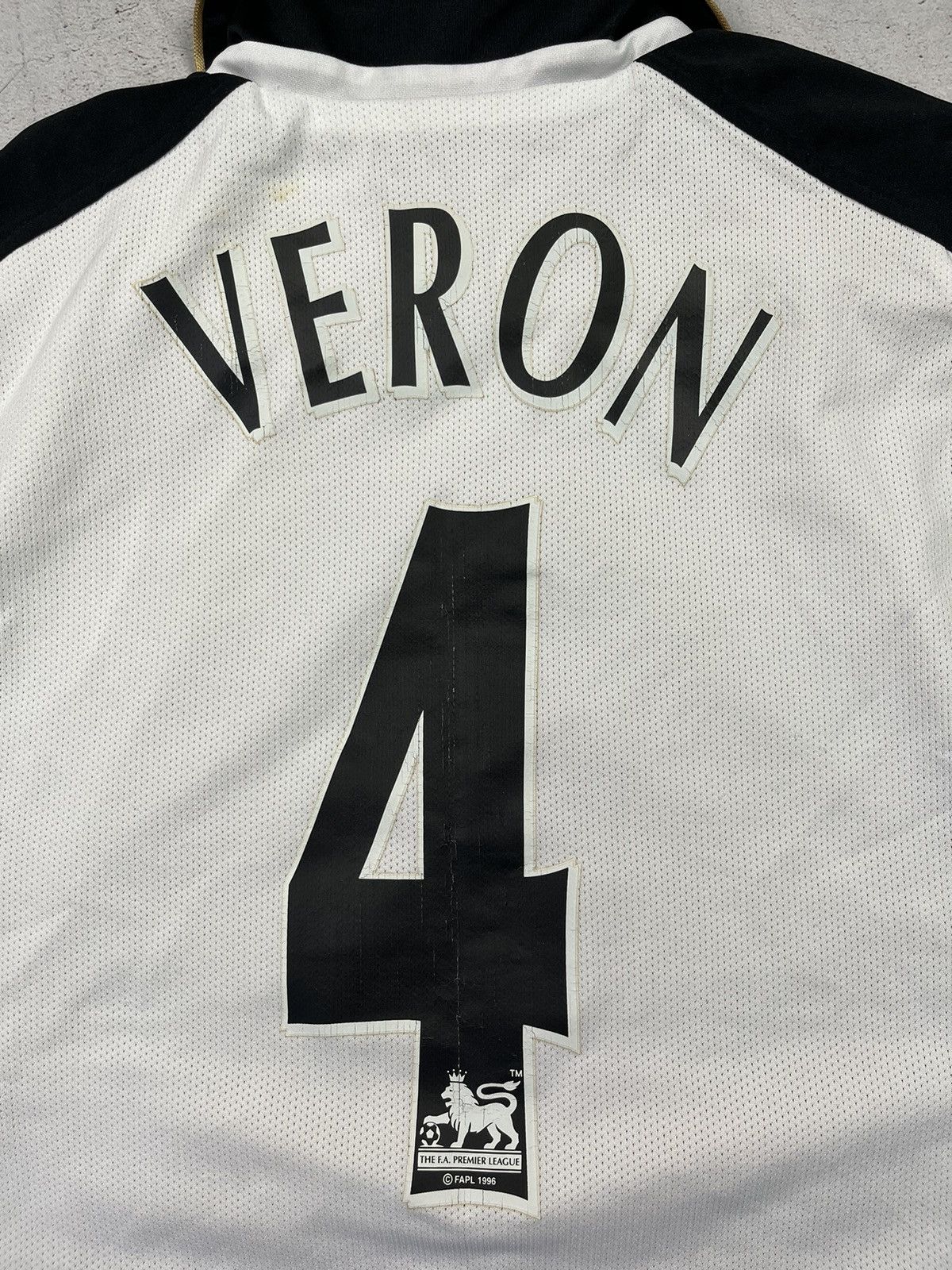 Umbro MANCHESTER UNITED 2001/2002 SOCCER JERSEY UMBRO 5 VERON Sz S Size US S / EU 44-46 / 1 - 8 Thumbnail