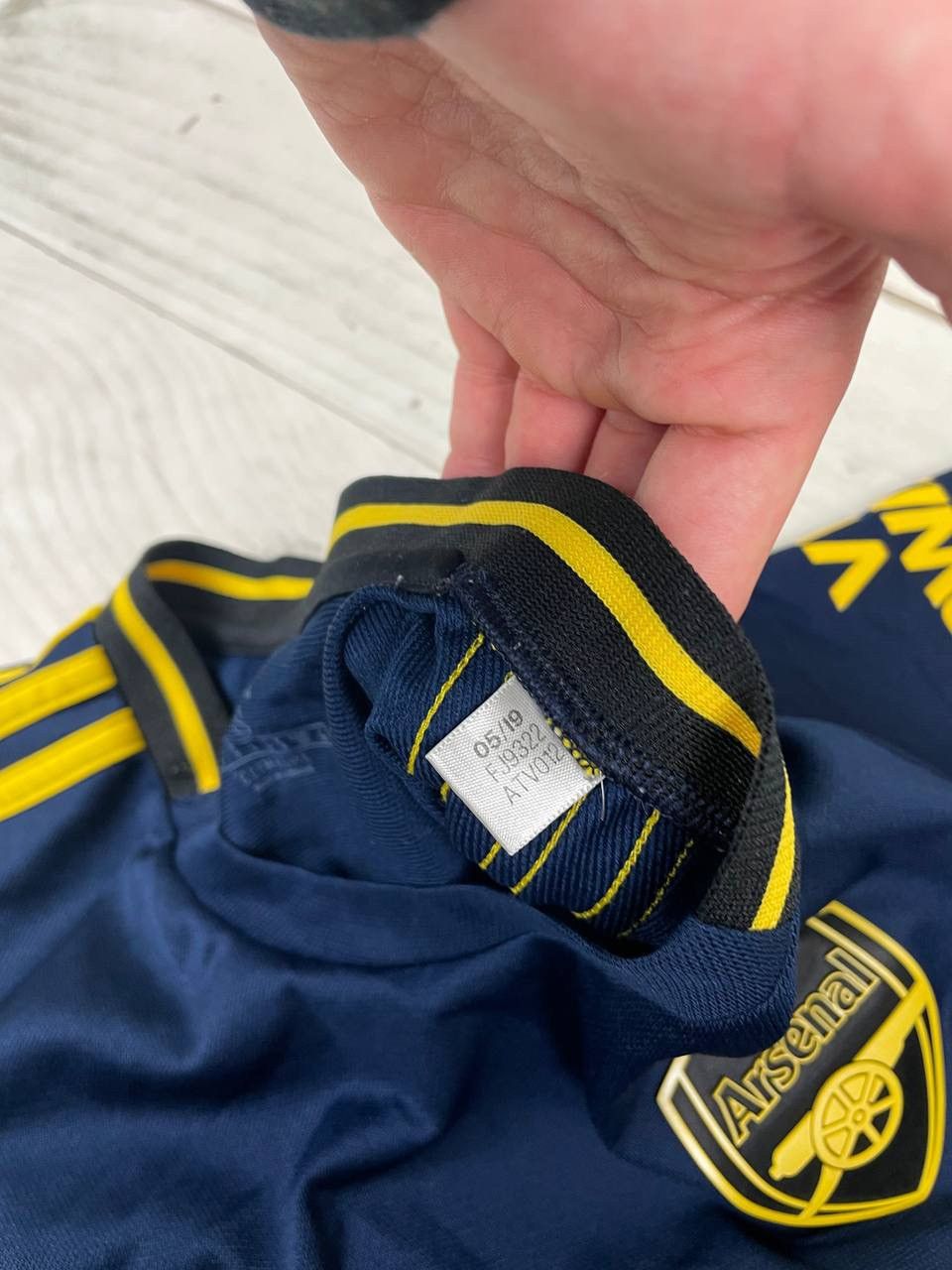Adidas Adidas ARSENAL 2019 2020 THIRD FOOTBALL SHIRT JERSEY Size US S / EU 44-46 / 1 - 8 Thumbnail