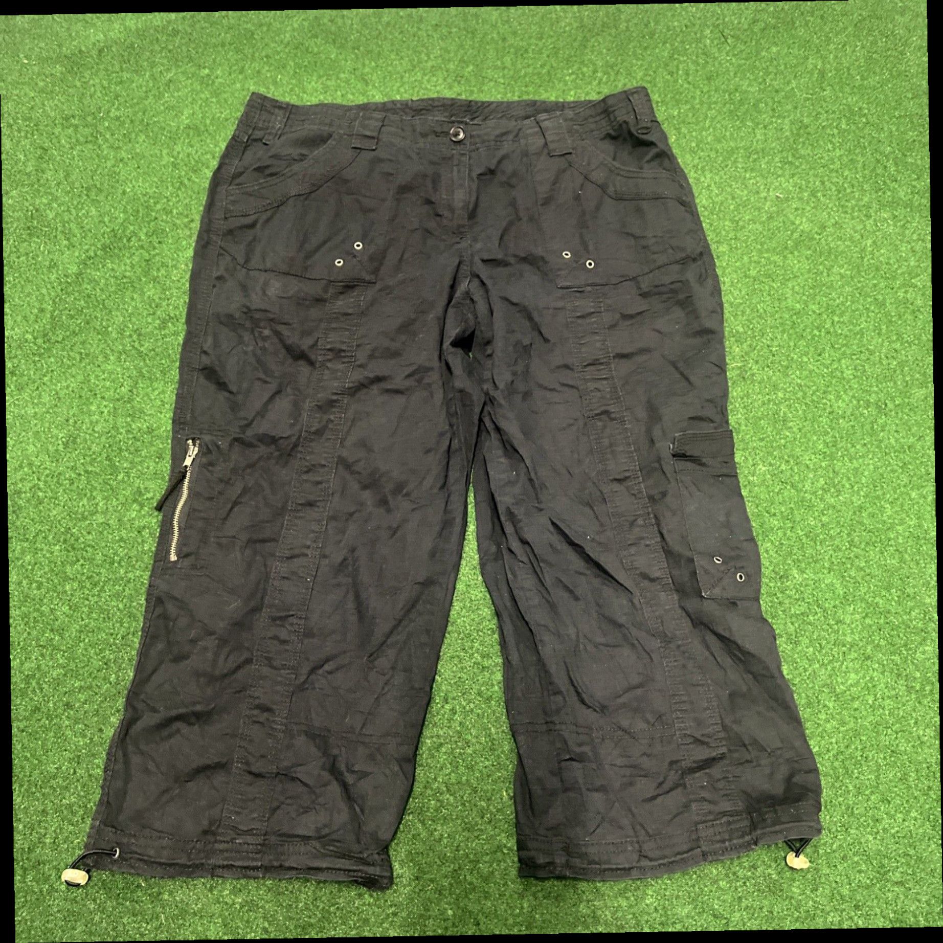 Vintage Fashionable Comfort for the Modern Woman Black Cargo Capri Pants in Size 14 Hemmed to Perfection Size 36" / US 14 / IT 50 - 1 Thumbnail