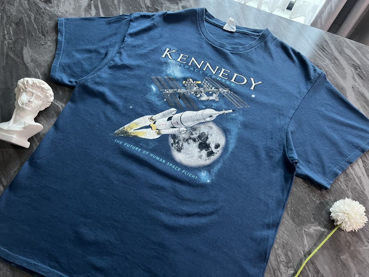 Vintage Kennedy Space Center : The Future Of Human Space Flight Size US XL / EU 56 / 4 - 1 Thumbnail