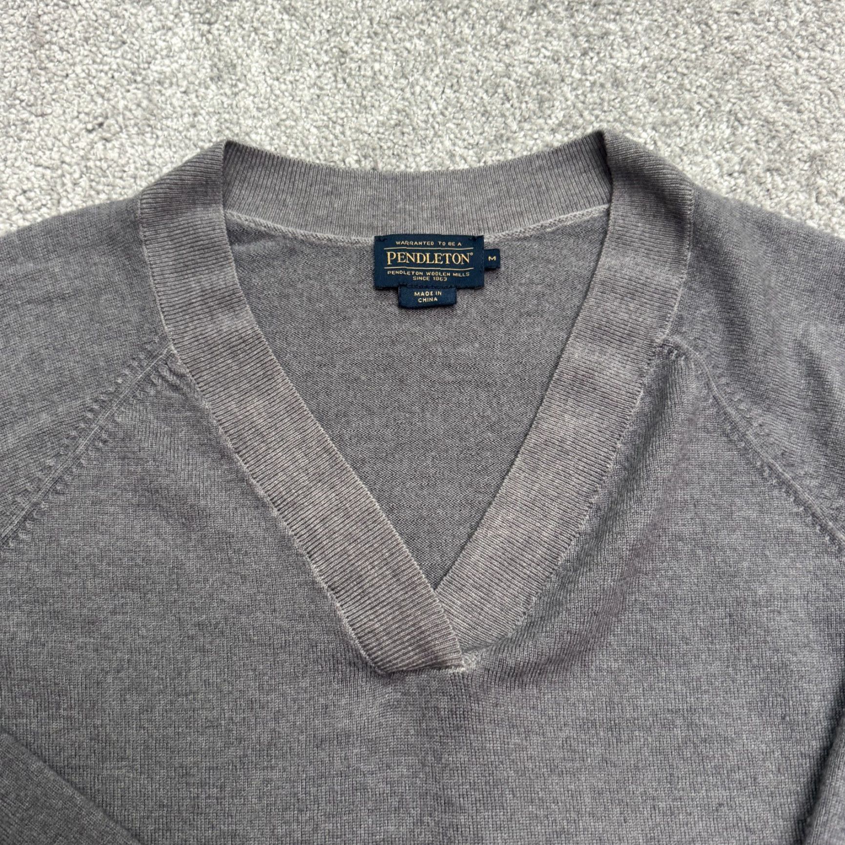 Pendleton VINTAGE Pendleton Wool Pullover Sweater Men’s Medium Gray V-Neck Classic Knit Breathable Stretch Office Casual Traditional Size US M / EU 48-50 / 2 - 3 Thumbnail
