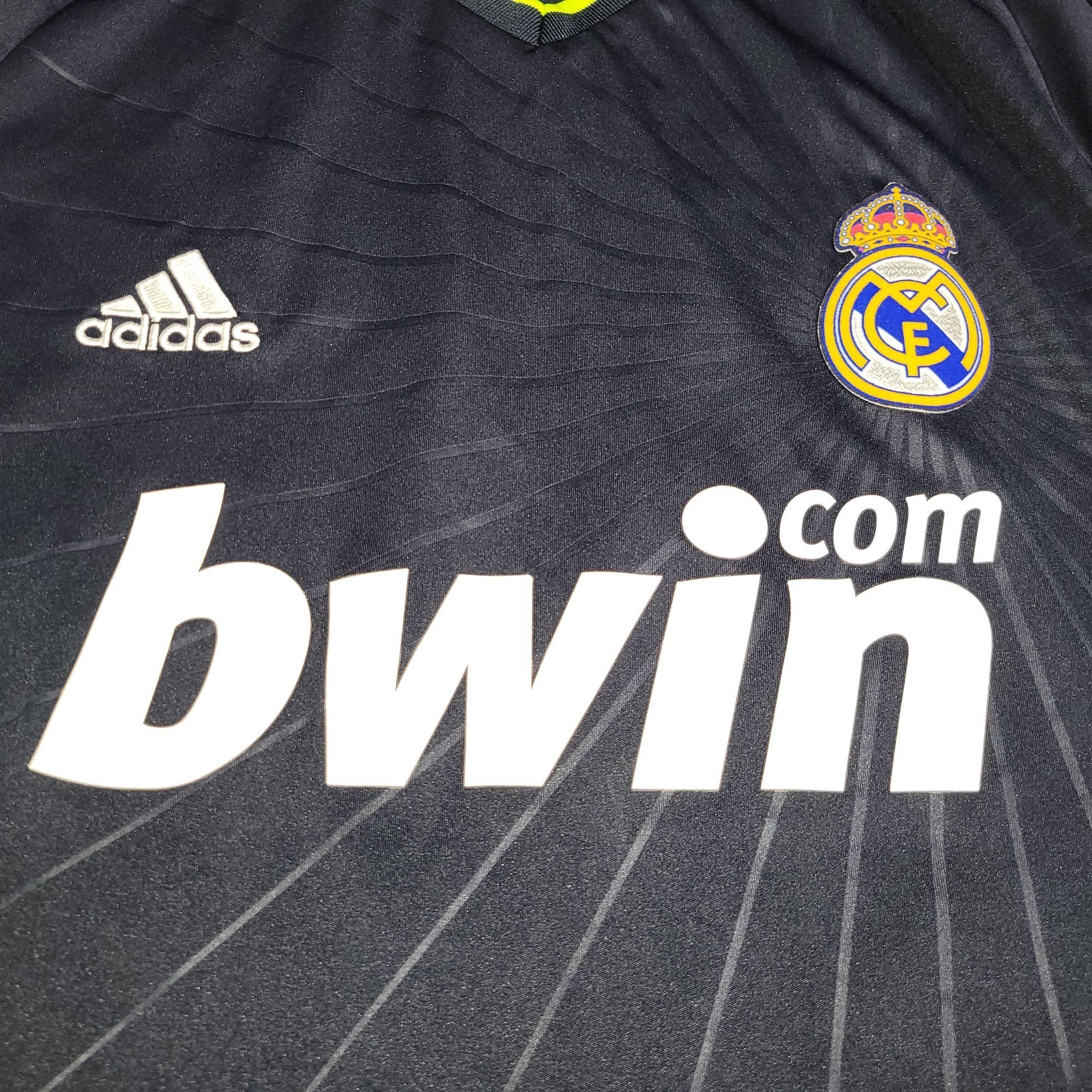 Adidas Ozil Real Madrid 2010 2011 Away Soccer Jersey Shirt M Size US M / EU 48-50 / 2 - 3 Thumbnail