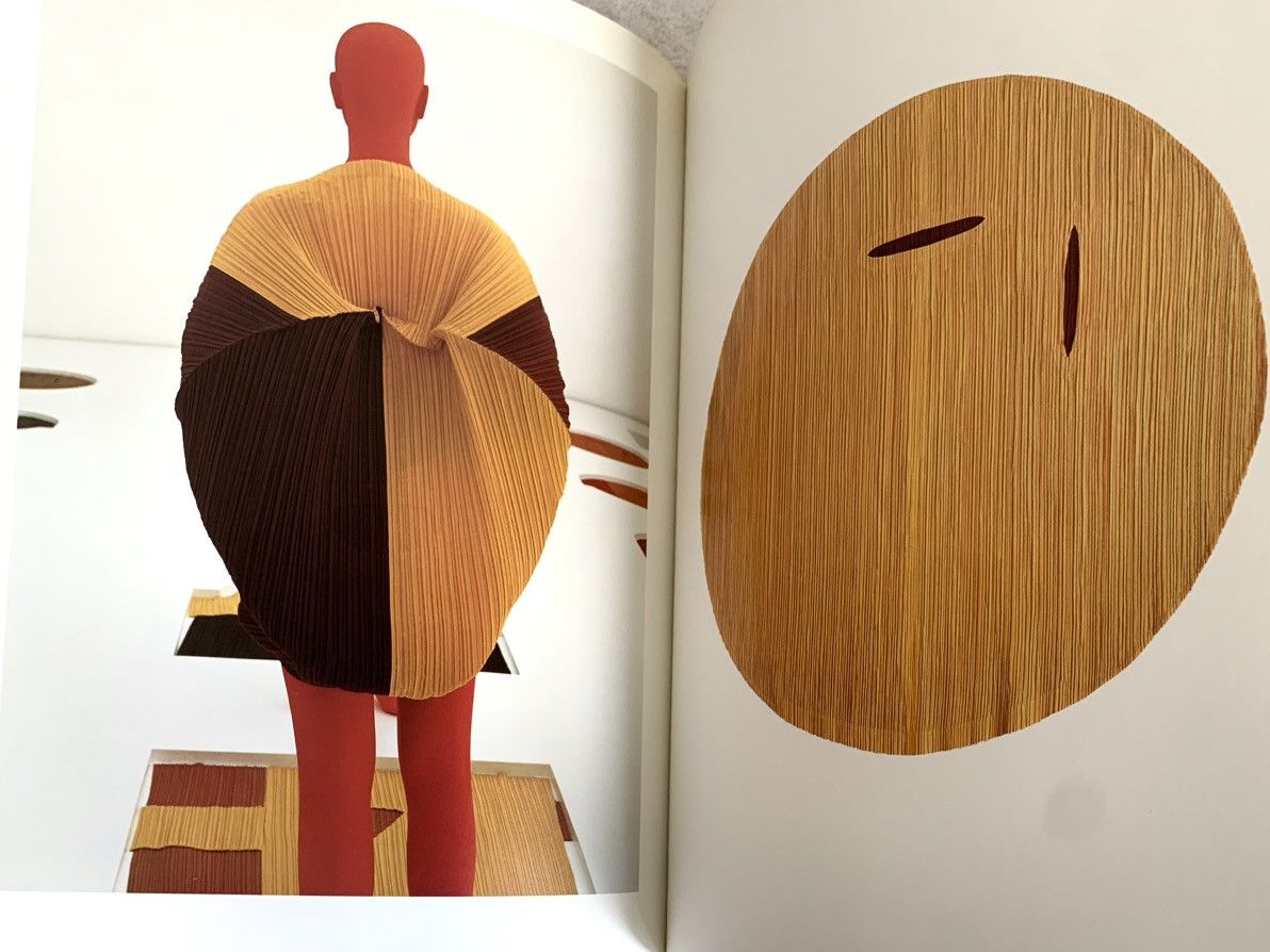 Issey Miyake × Japanese Brand × Vintage Issey Miyake by Mark Holborn photo book Taschen published Size ONE SIZE - 2 Thumbnail