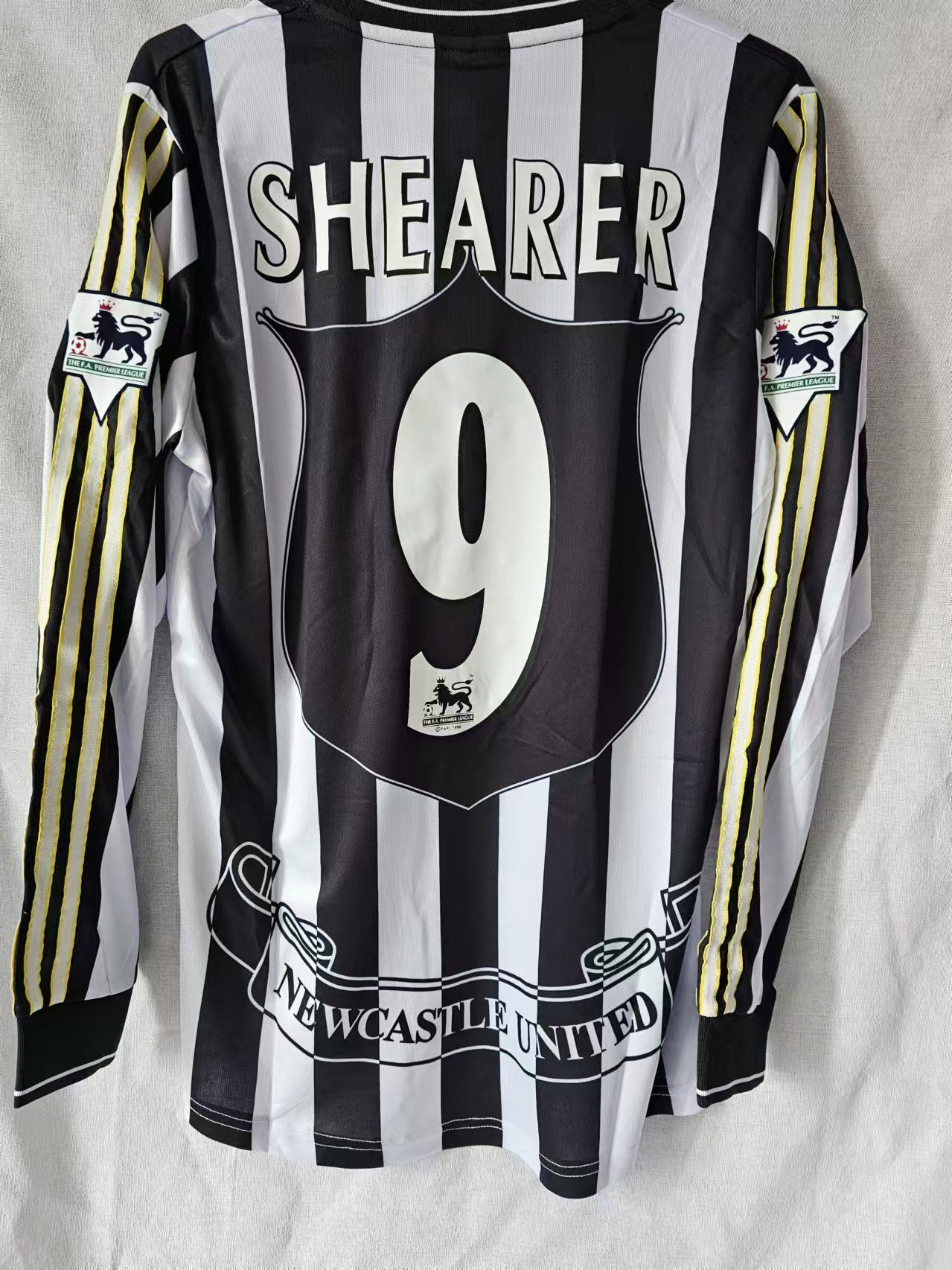 Other 1995 1996 Newcastle United 9 Alan Shearer Jersey Size US L / EU 52-54 / 3 - 1 Thumbnail