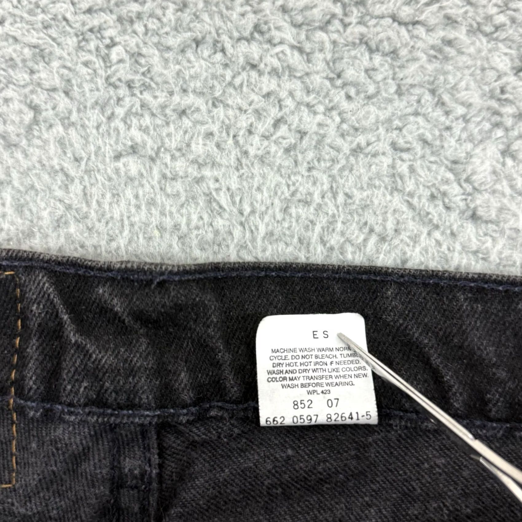 Levi's VINTAGE Levi's 950 Jeans Womens 3 Black Denim Tapered Leg 90s Relaxed Orange Tab Mens Womens Girls Size 26" / US 2 / IT 38 - 6 Thumbnail